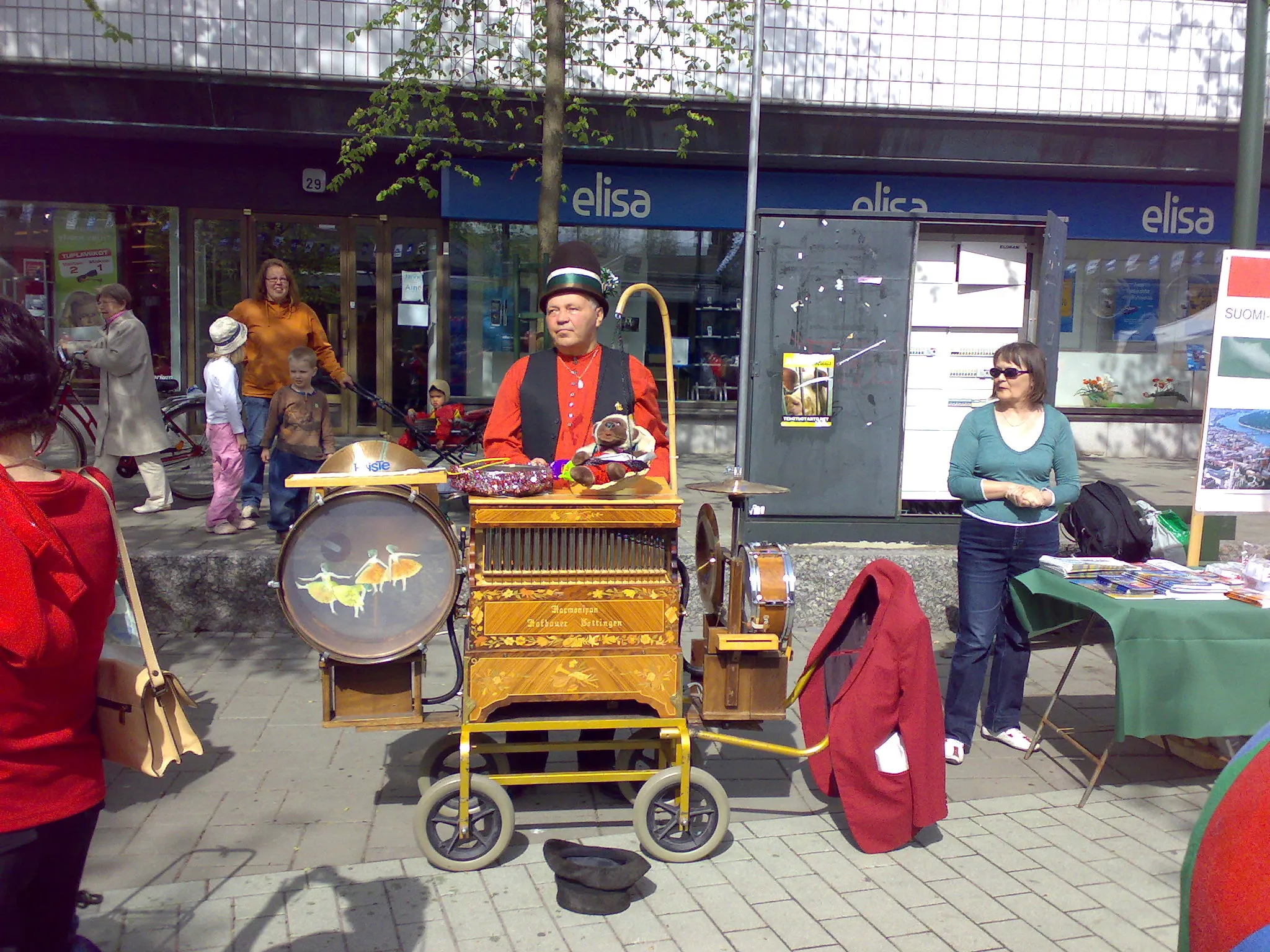 Photo showing: Blind Organ Grinder in the Promenade (10.05.2008)