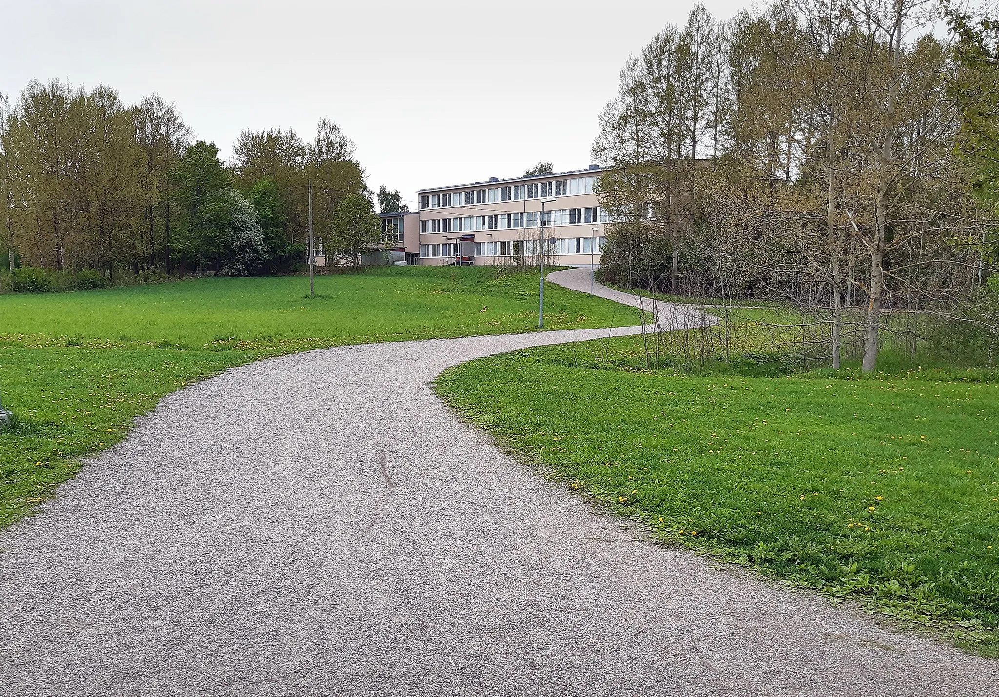 Photo showing: School building in Ala-Malmi, Helsinki. Completed 1959, extension 1972. Used by Malmin kaupallinen keskikoulu 1959–1965,
Malmin yhteiskoulu 1965–1977, now Hietakummun koulu.