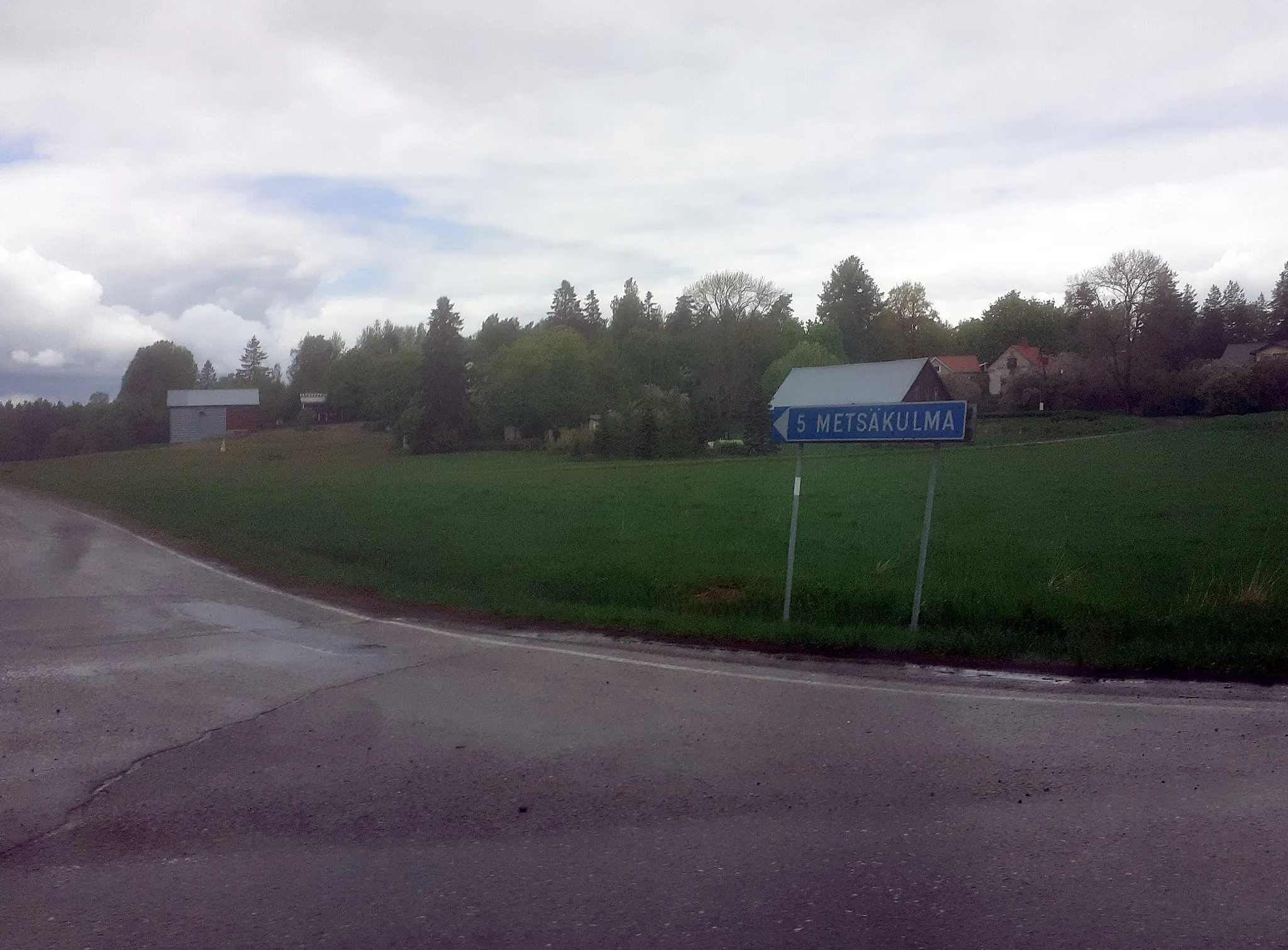 Photo showing: Road sign pointing to Metsäkulma village in Torppi, Pukkila, Finland