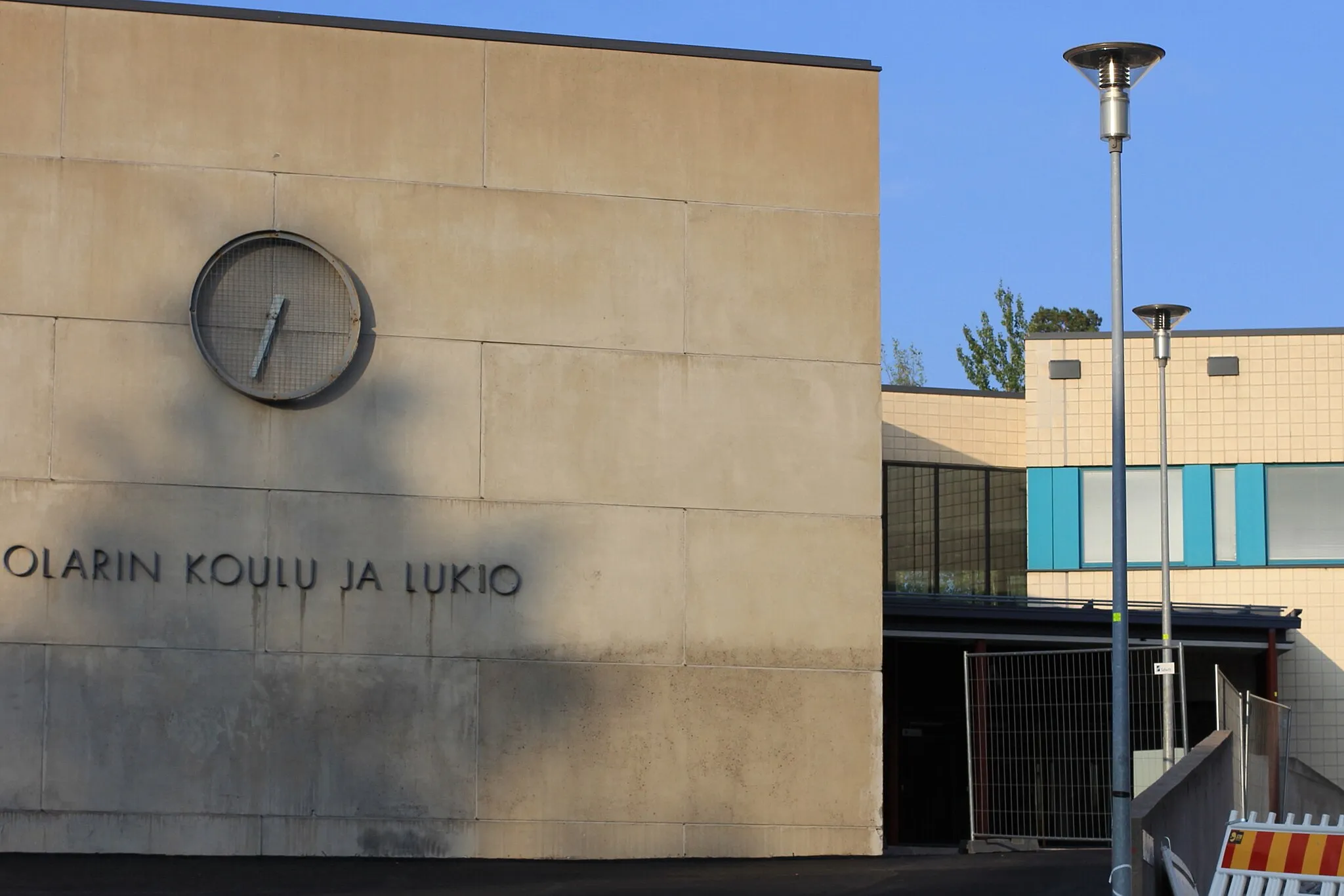 Photo showing: Olari school, Espoo, Finland. - The school yard is under reparation.