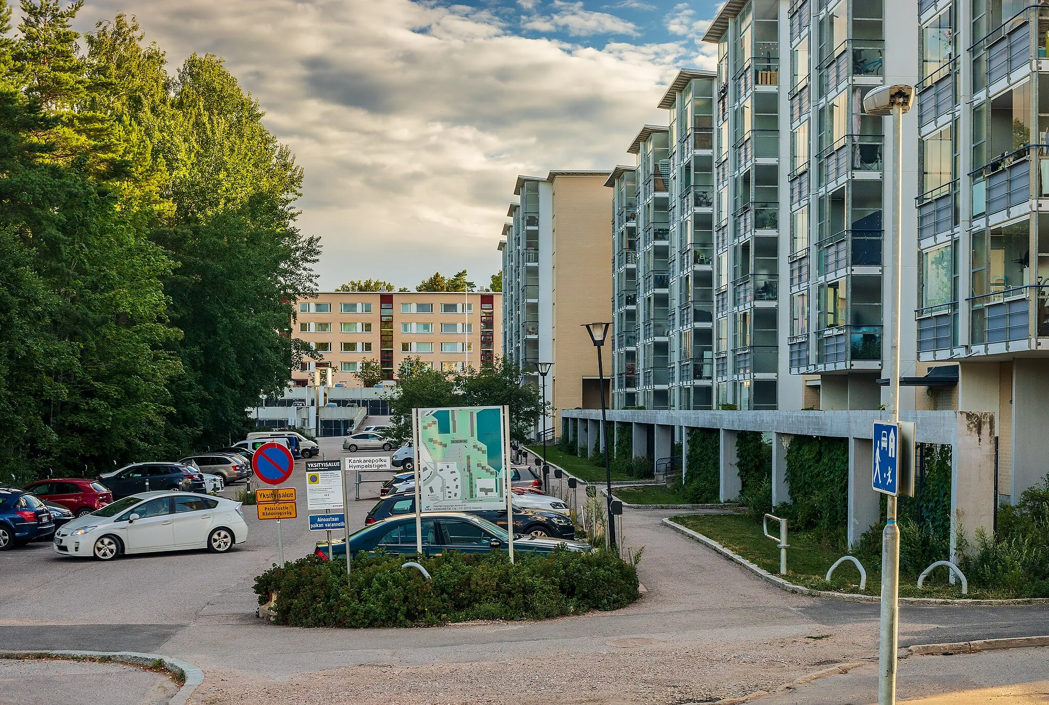 Photo showing: Residential from the 1960s at Kankaretie 11a or Louhikkotie 7 in Jakomäki, Suurmetsä, Helsinki, Finland in 2022 July.