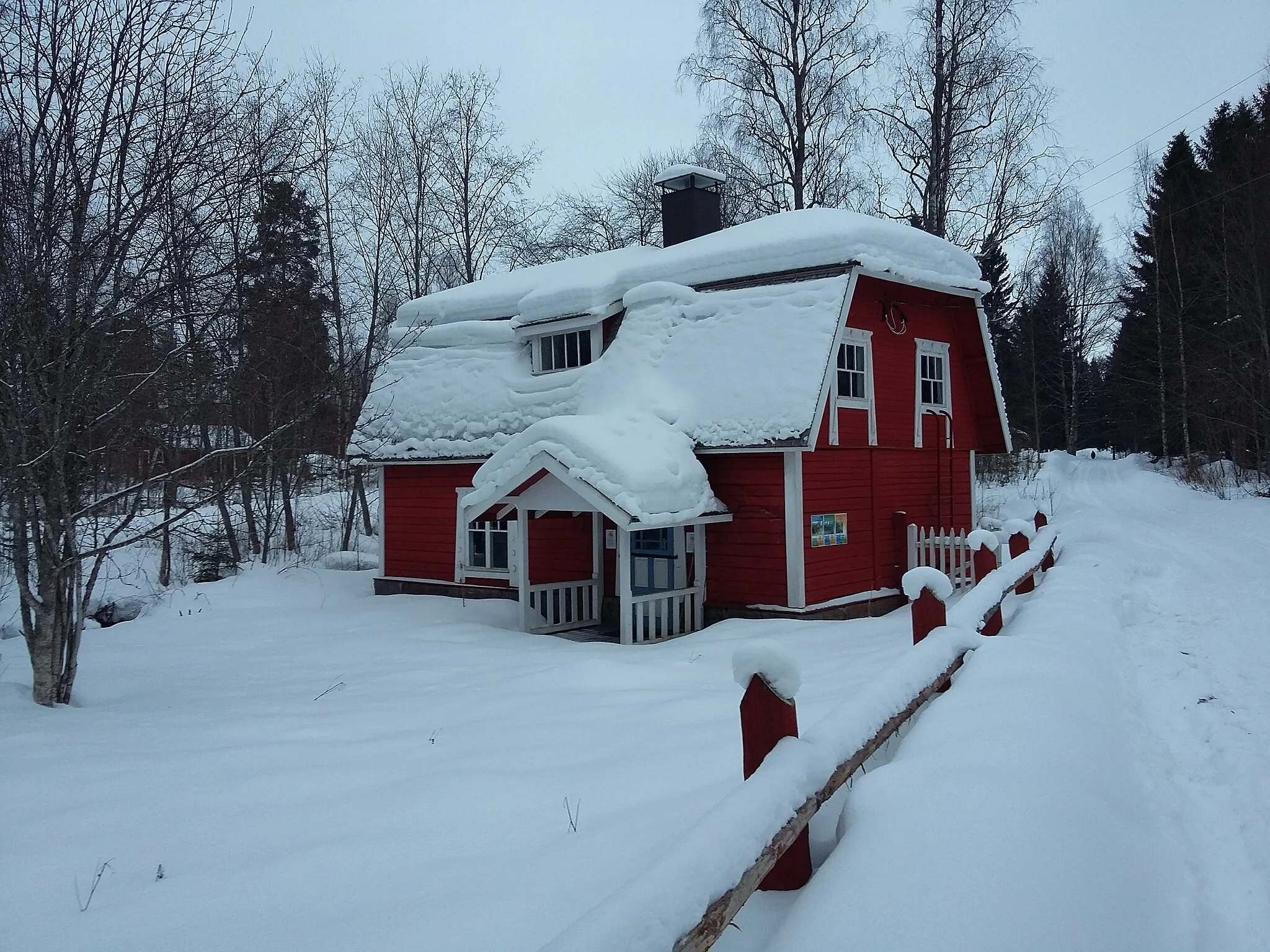 Photo showing: Huopanankosken vanha hautomo, jossa on nykyään kalastushistoriallinen museo. Huopanankoski sijaitsee Viitasaarella, pohjoisessa Keski-Suomessa.