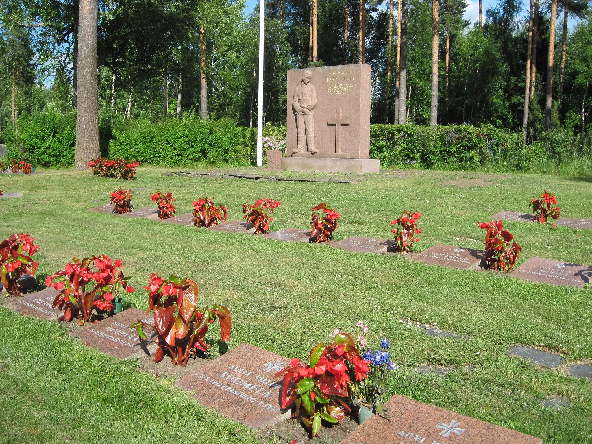 Photo showing: Military cemetary at church in Kylmäkoski, Finland