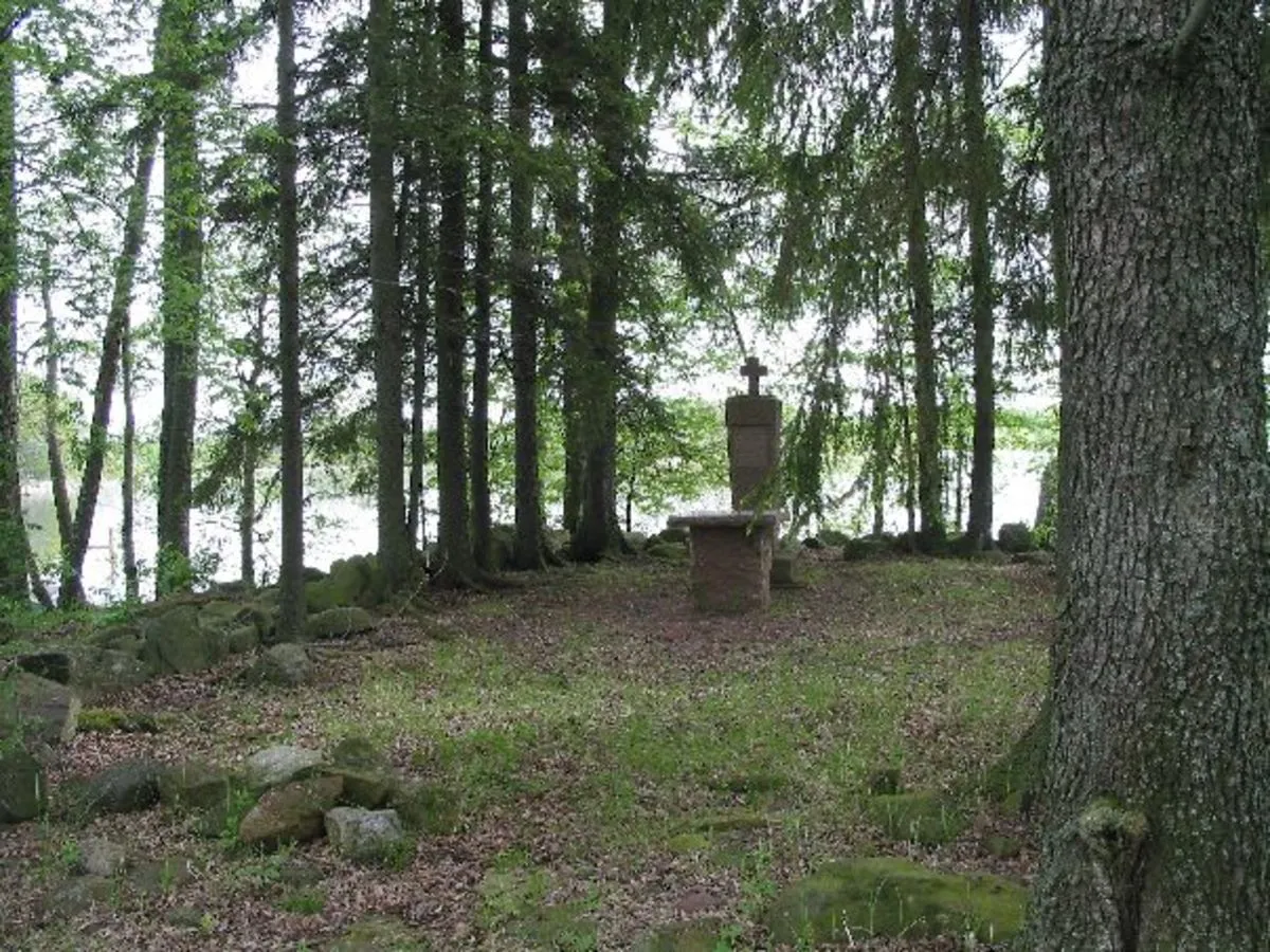 Photo showing: The medieval pilgrimage site Kirkkokari in Lake Köyliönjärvi, Säkylä, Finland. Foundations of a chapel and the 1955 erected memorial of the Christianization of Finland.