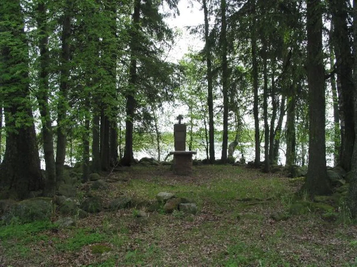 Photo showing: The medieval pilgrimage site Kirkkokari in Lake Köyliönjärvi, Säkylä, Finland. Foundations of a chapel and the 1955 erected memorial of the Christianization of Finland.