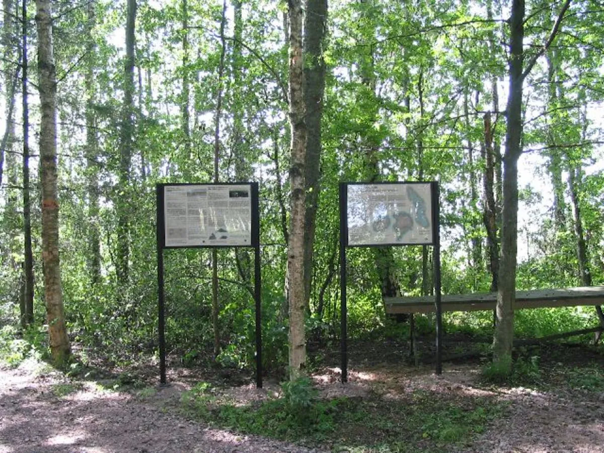 Photo showing: Information boards of the medieval pilgrimage site Kirkkokari in Lake Köyliönjärvi, Säkylä, Finland.