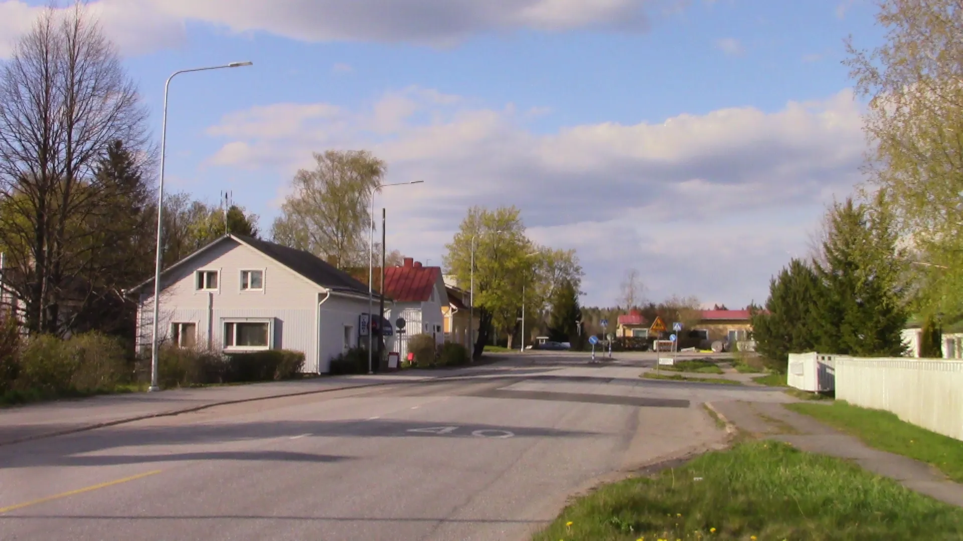 Photo showing: Ruosniementori alley at Ruosniemi district in Pori, Finland. The picture's taken from Alikyläntie road crossing.