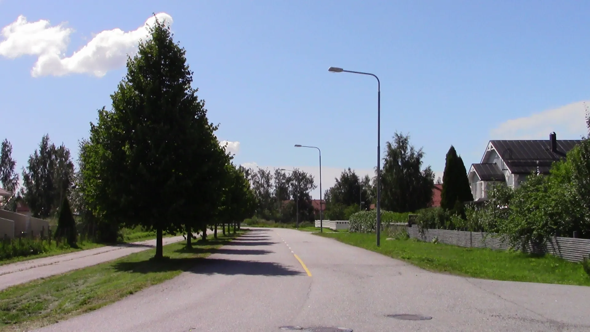 Photo showing: Iltaruskontie road at Lotskeri district in Pori, Finland.