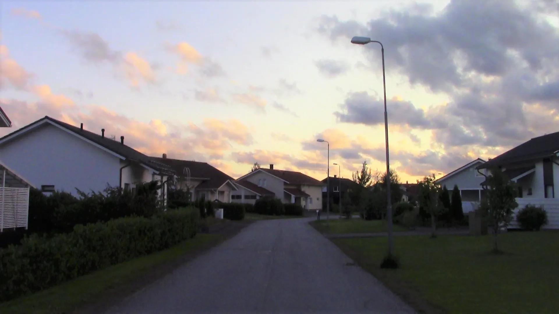 Photo showing: Karhipiha road at Tuorsniemi district in Pori, Finland. Picture's taken westbound from Karhitie crossing.