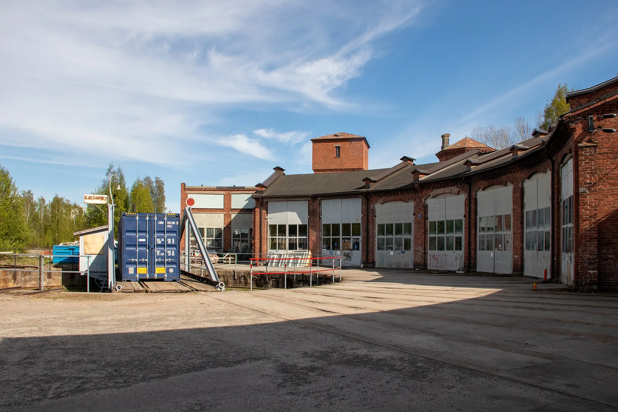 Photo showing: Porin veturitalli osoitteessa Veturitallinkatu 7. Rakennuksessa toimii nykyään muun muassa Varaosapankki.