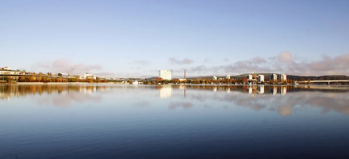 Photo showing: City of Jyväskylä, Finland. Lake is "Jyväsjärvi". Big building in the middle is "Innova-tower". Photo by Mikael Korpela.