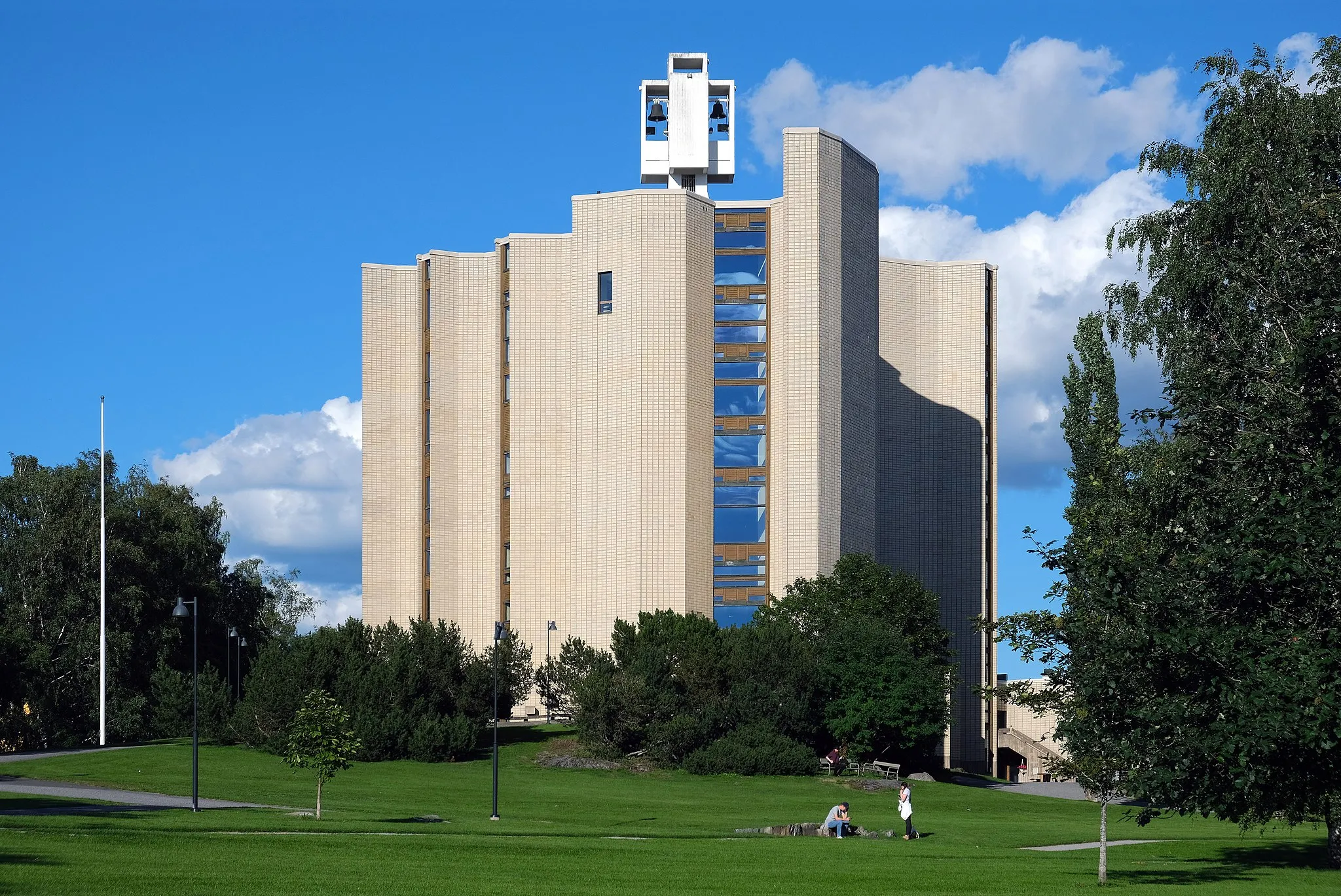 Photo showing: Main facade of Kaleva church, Tampere, Finland. The modern church is one of the main works by Raili and Reima Pietilä.