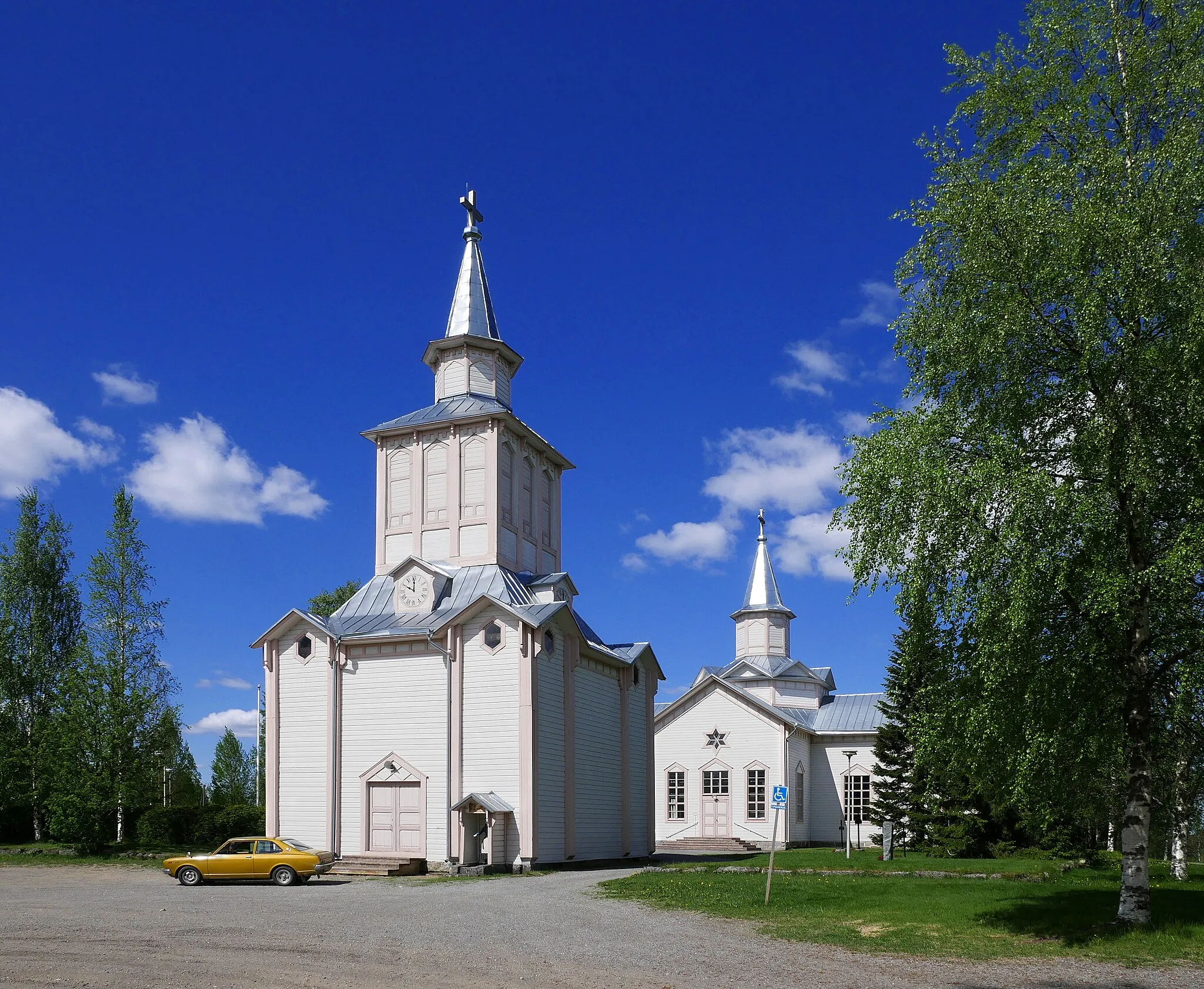 Photo showing: Soinin kirkko ja tapuli.