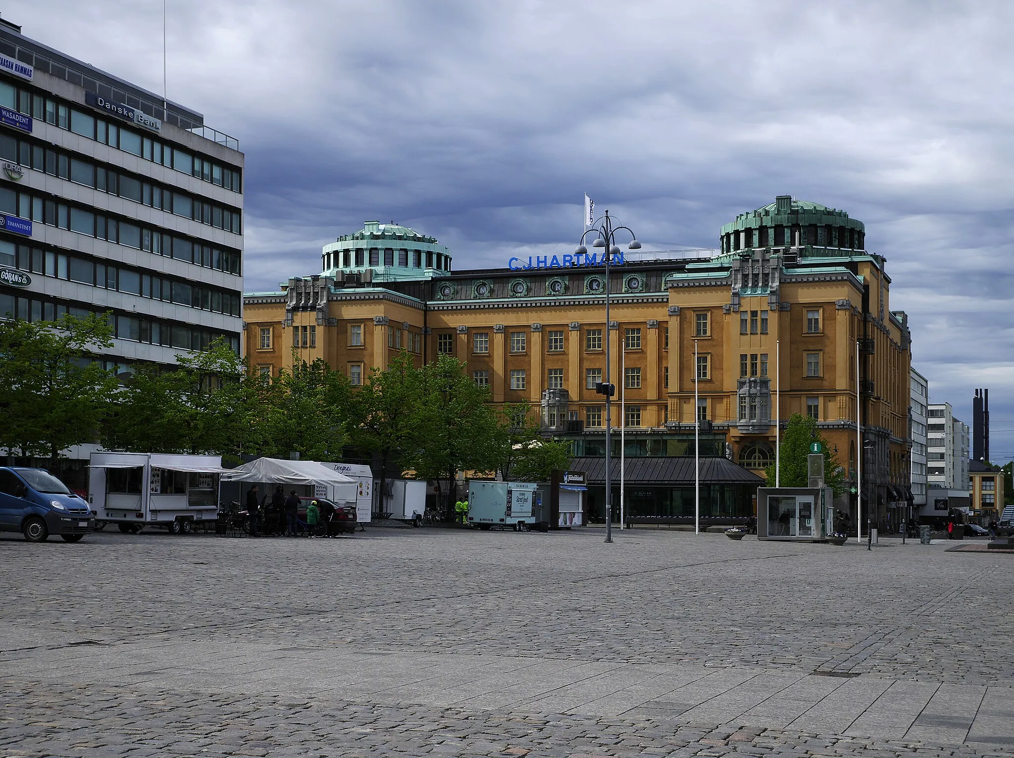 Photo showing: Hartmanin talo Vaasan kauppatorin laidalla. Arkkitehti Kauno S. Kallion suunnittelema rakennus on valmistunut 1913.