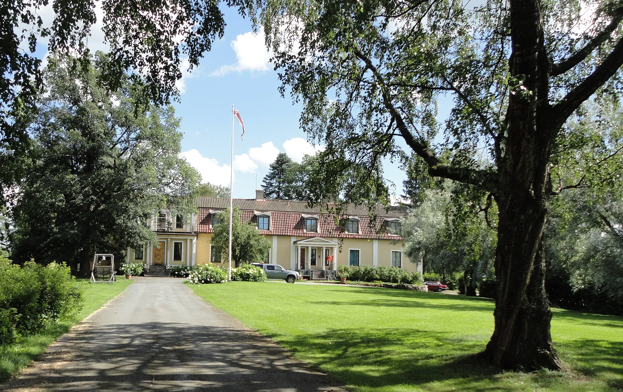 Photo showing: Arola mansion.