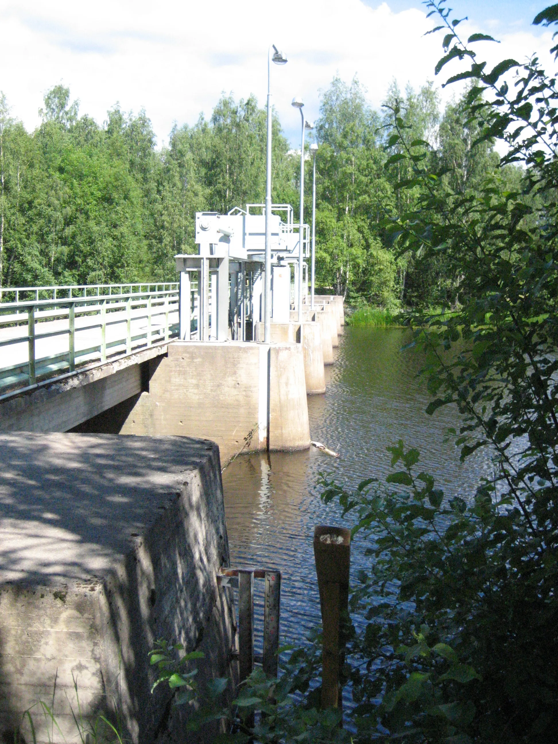 Photo showing: Weir at the Northwestern end of lake Inhottujärvi, Finland. Pomarkku river flows through the Weir.
