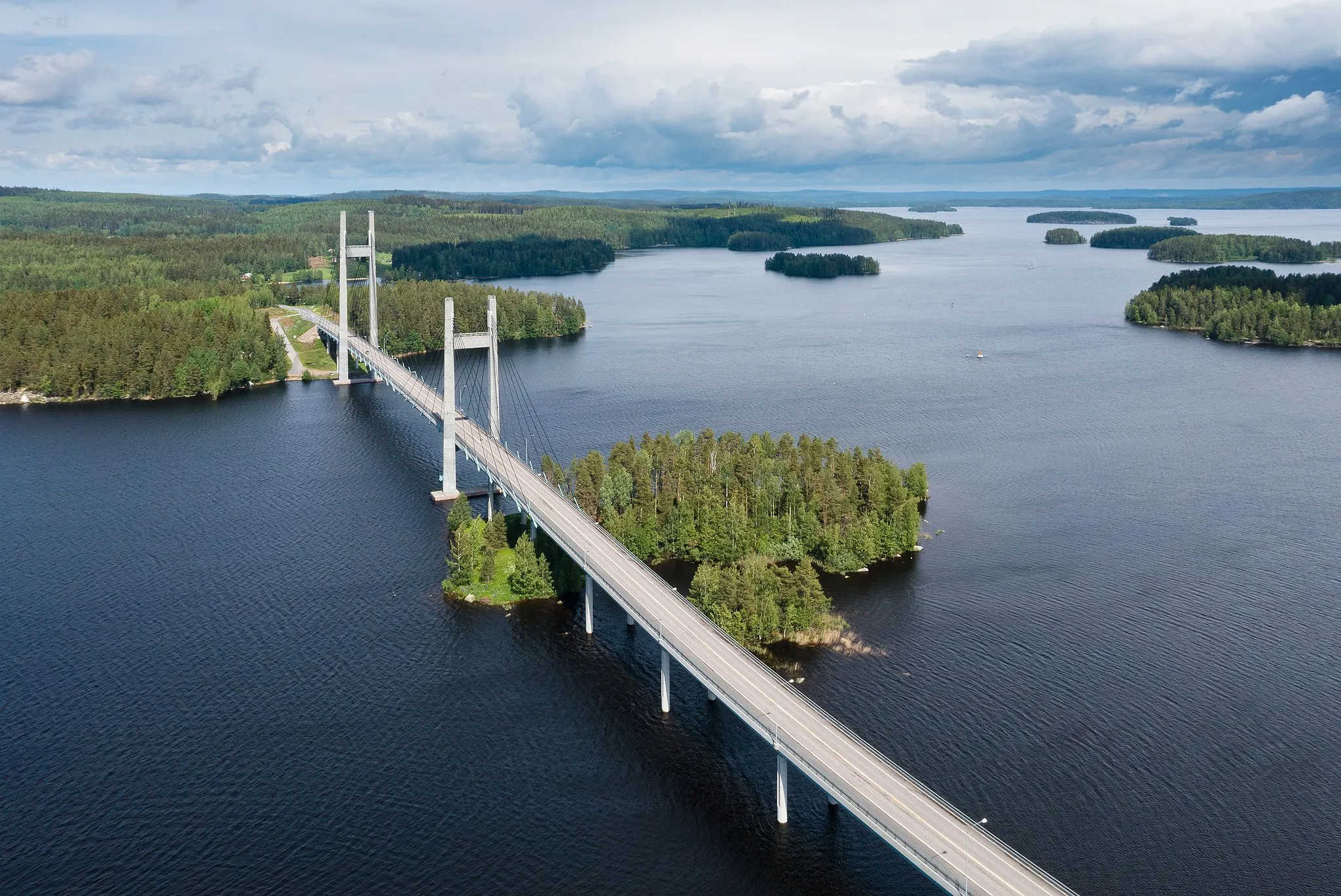 Photo showing: Kärkinen Bridge over Kärkistensalmi of Lake Päijänne in Jyväskylä, Central Finland in 2021 June.