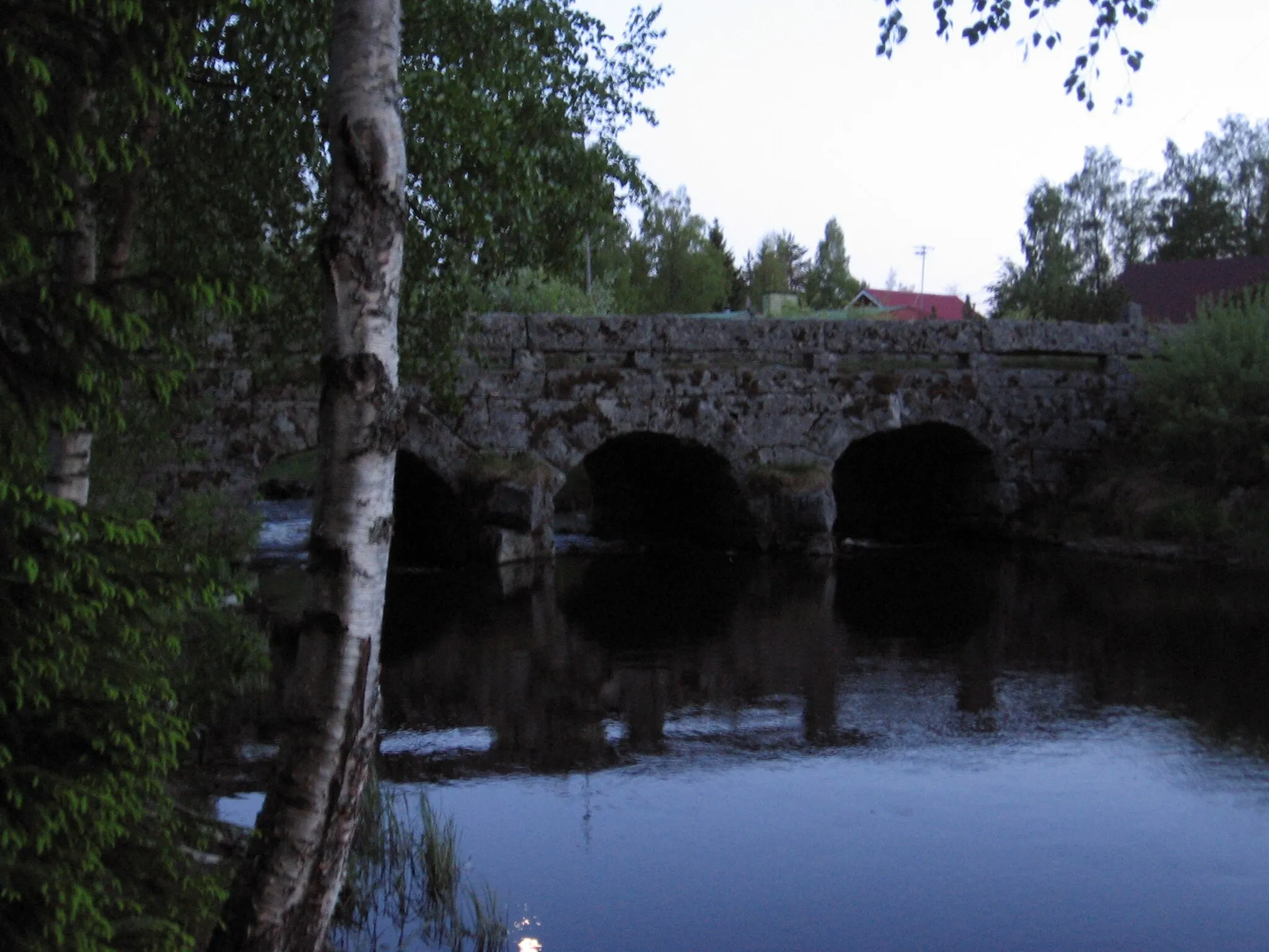 Photo showing: Stone bridge over Kiikoisjoki in Village of Putaja, Suodenniemi, Finland. Picture was taken by me, Hamartolos.