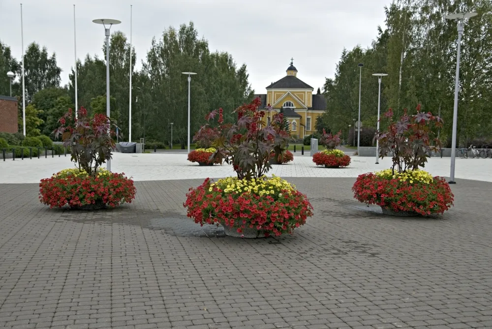 Photo showing: City hall square with church on the background