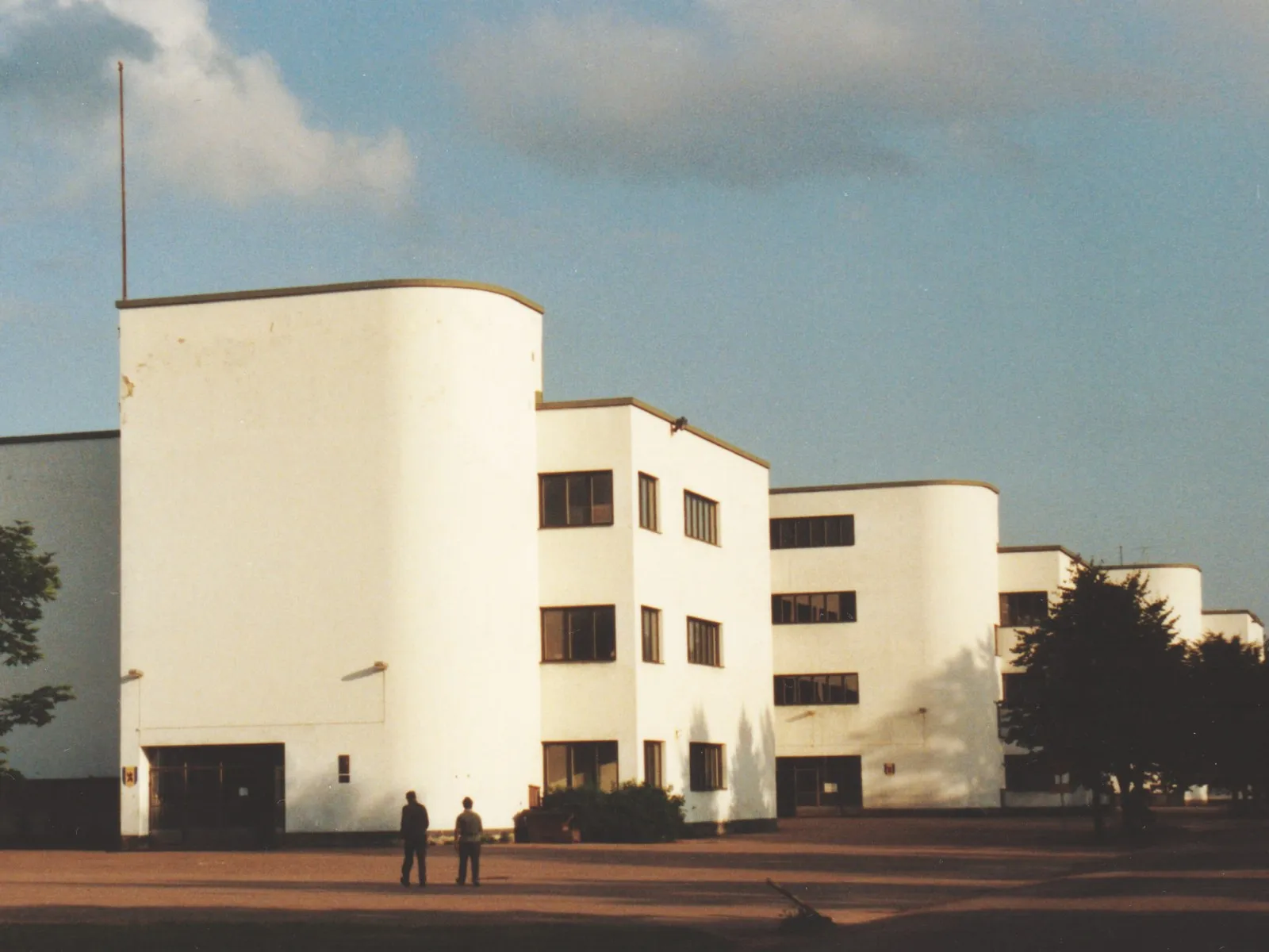 Photo showing: "Lamellikasarmi"-barracks in Niinisalo garrison in city of Kankaanpää, Finland. Completed in 1935. Architect: Kalle Lehtovuori.