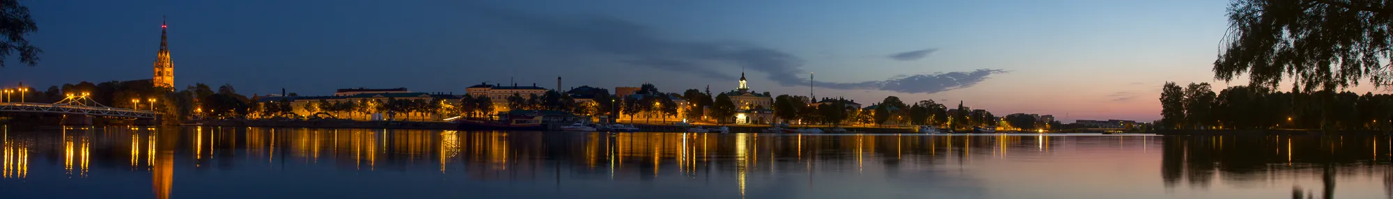 Photo showing: Pori, Finnland as seen from across the Kokemäenjoki. To the left is the Central Pori Church and the bright building in the middle is the town hall.