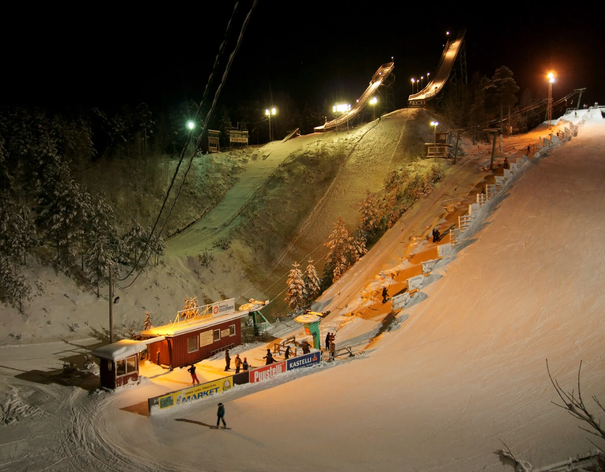 Photo showing: Photo from Hiittenharju, Harjavalta, Finland: Skilift and ski jumping facility.