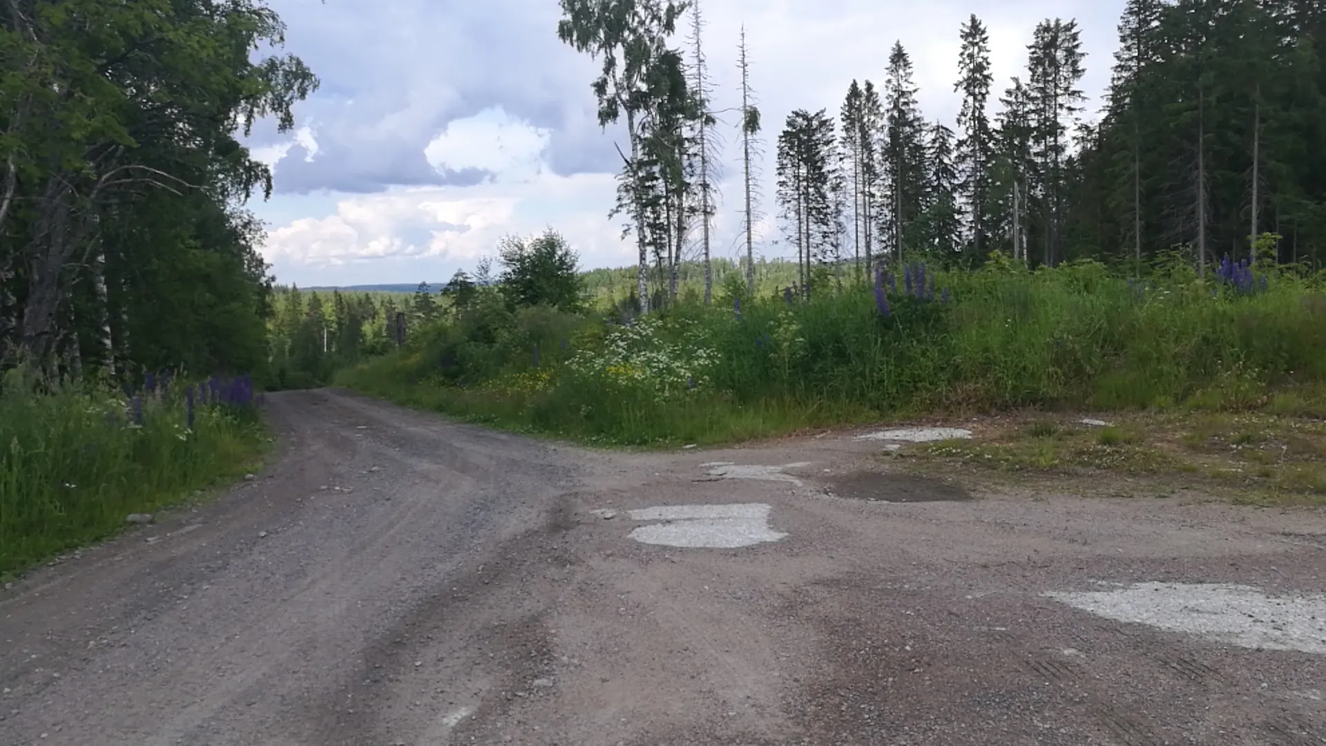 Photo showing: The road Hanhiperäntie in Hanhiperä, Jyväskylä. This used to be the site of the Ylä-Hanhimäki farm, which was demolished in the 2010s. At approximately 235 meters, this is one of the highest points in Jyväskylä.