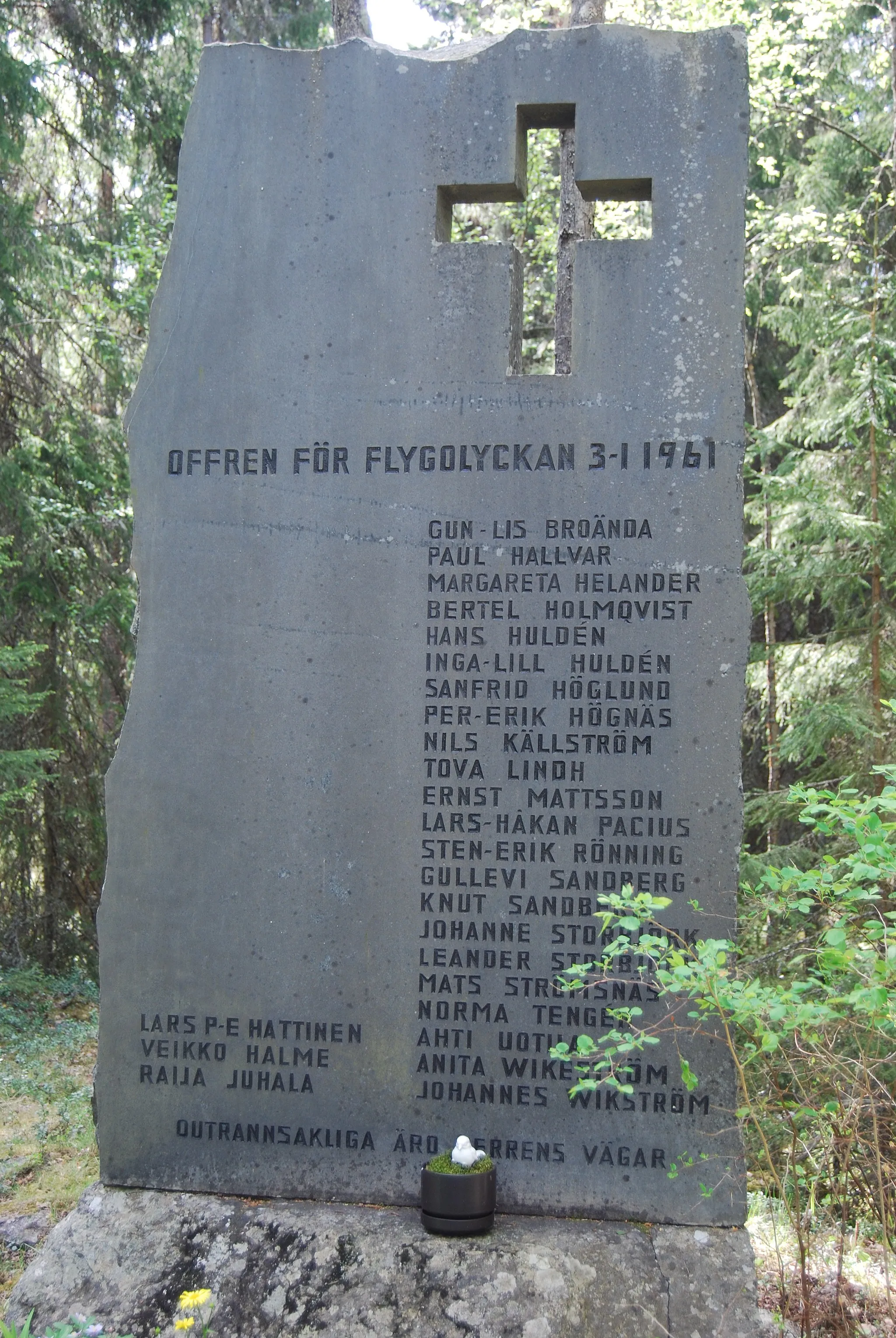 Photo showing: Memorial of the Koivulahti air disaster in Kvevlax, Korsholm, Finland. The accident occured on January 3, 1961.
