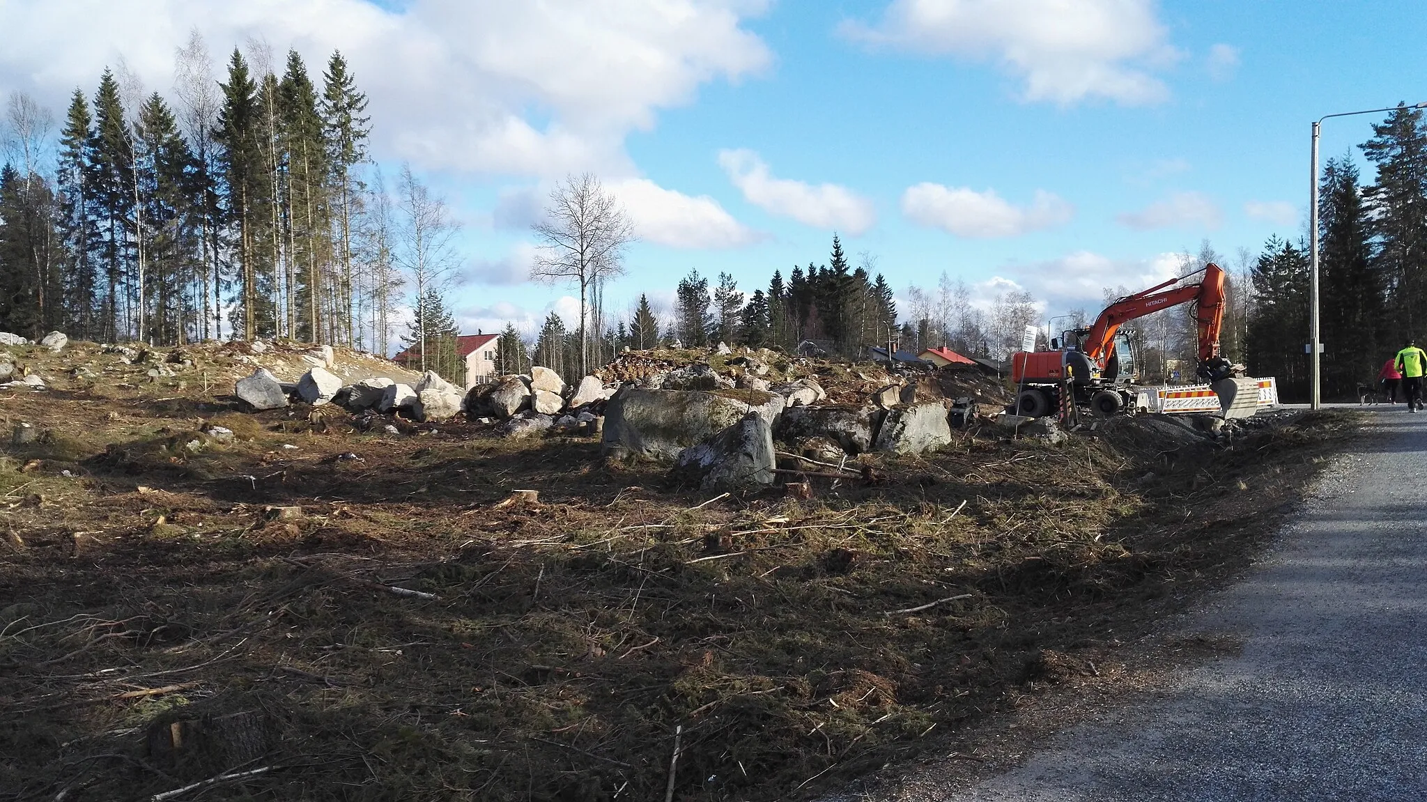 Photo showing: Maanmuokkaustöitä Haukiluoman Lehtipuistossa