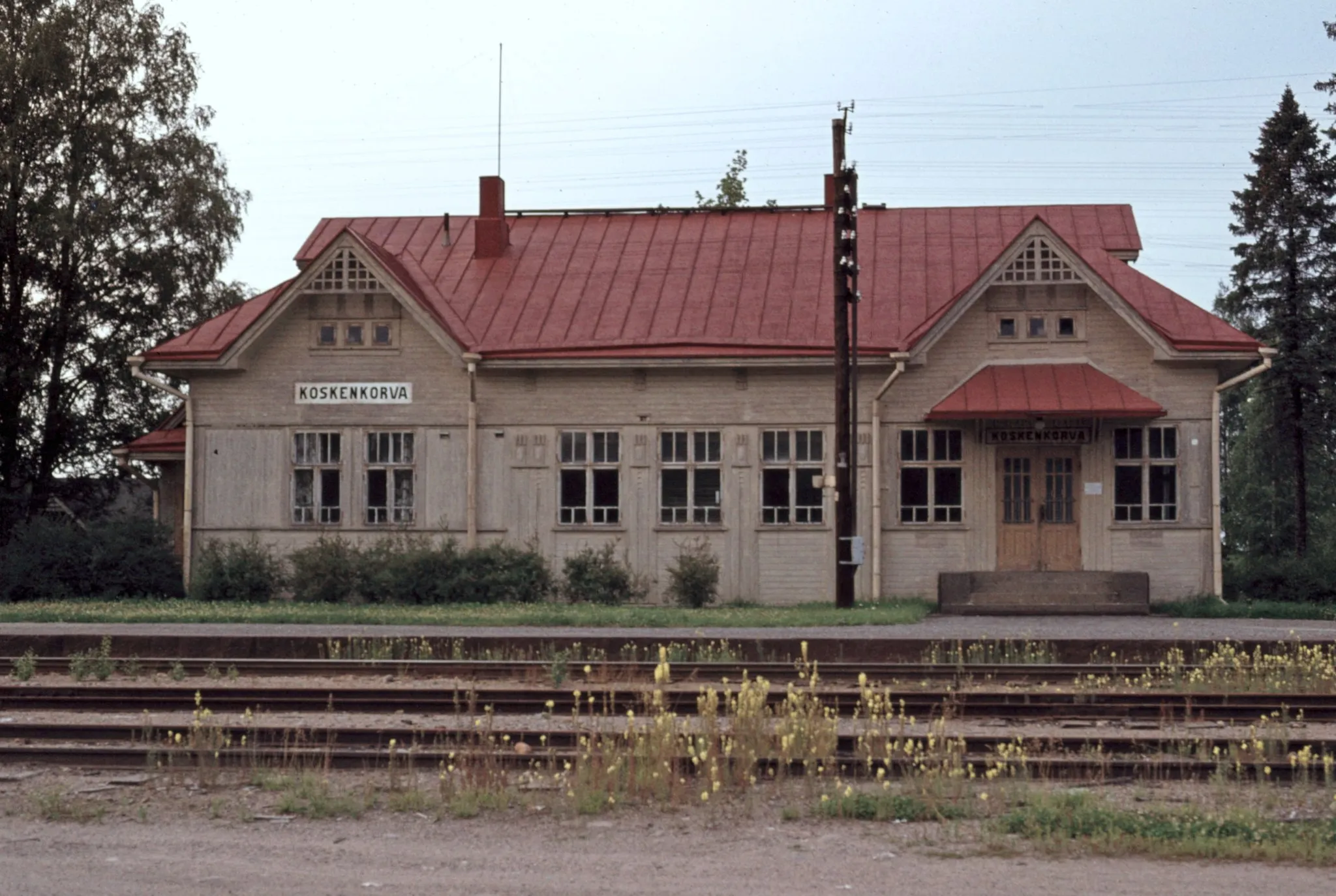 Photo showing: Koskenkorvan rautatieasema kesällä 1977