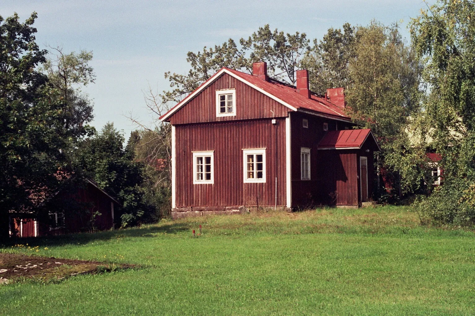 Photo showing: Old wooden houses and other buildings near the river Loimijoki in Lauttakylä, Huittinen, Finland.