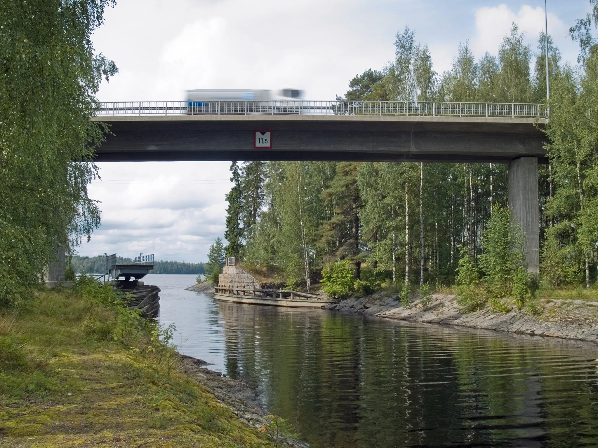 Photo showing: Kauttu canal (Kautun kanava) connects the lakes Ruovesi and Palovesi in Ruovesi, Finland. Road 66 runs across it via concrete bridge. August 2012.