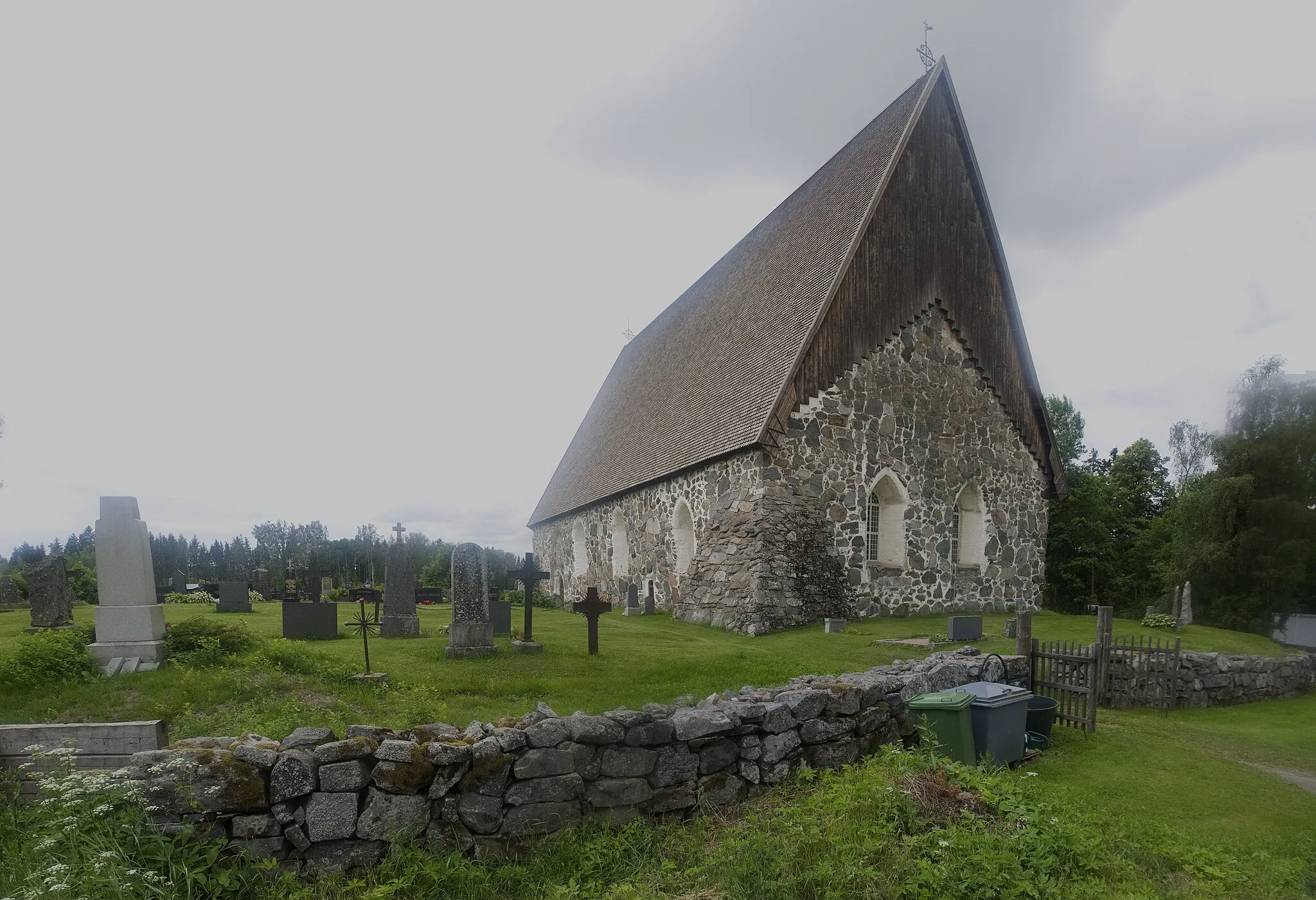 Photo showing: St Marian's church in Satamala;  view from lake side