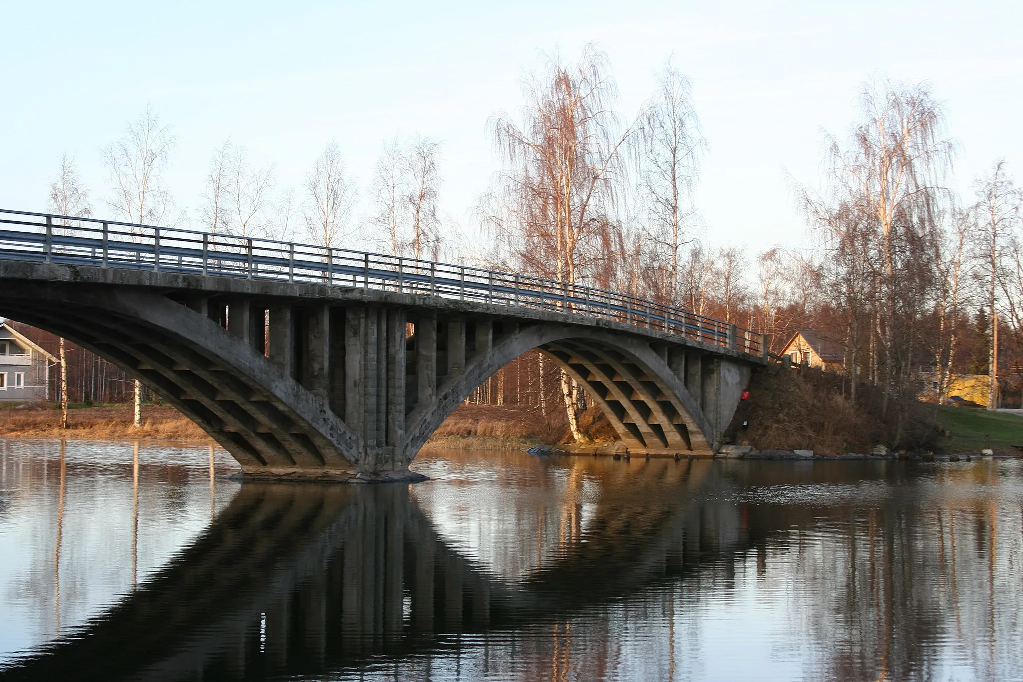 Photo showing: Alvettula museum bridge, Alvettula, Hauho, Hämeenlinna, Finland. Bridge is made of hollow concrete building-blocs. Completed in 1916.