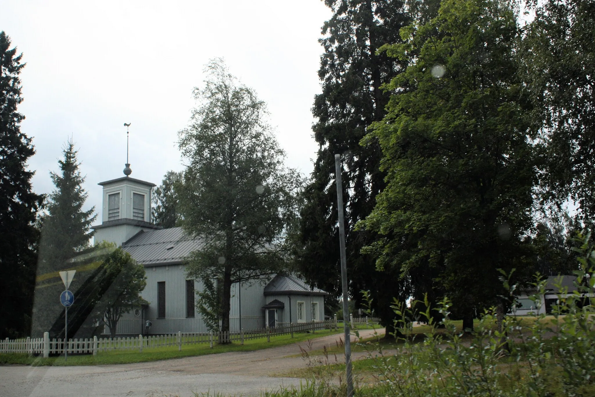 Photo showing: Pylkönmäki Church seen through a car window on Regional road 636