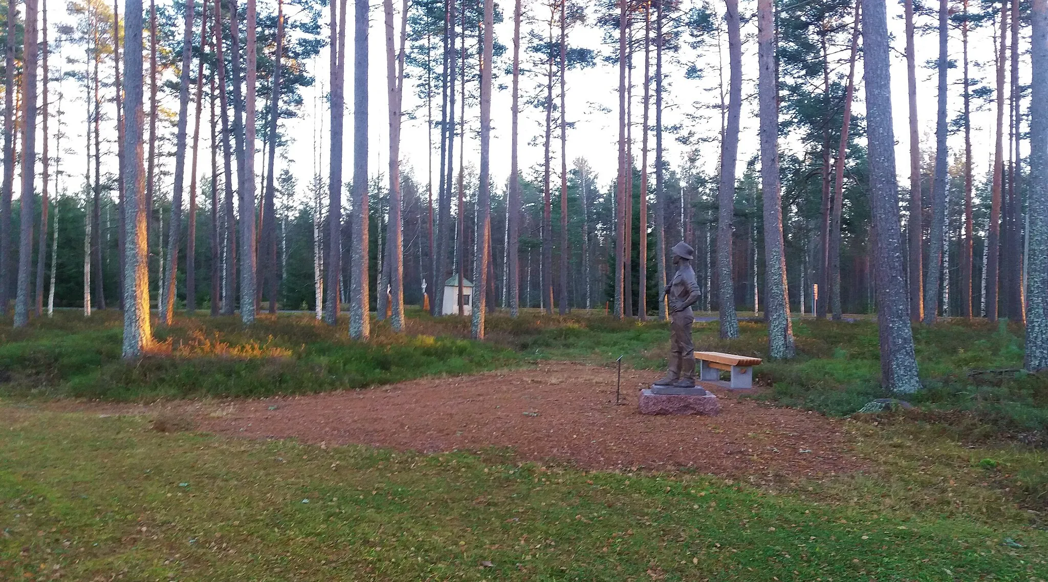 Photo showing: Emil Cedercreutz Museum sculpture park, Harjavalta, Finland. "Puun kaatoon" (Chopping a Tree) by Emil Cedercreutz (1879-1949). Original sculpture 1920, cast in bronze 2014.