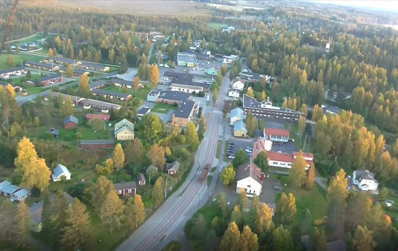 Photo showing: Ilmakuva Hankasalmen kirkonkylältä. Näkymä Keskustien yltä pohjoisesta etelään päin.