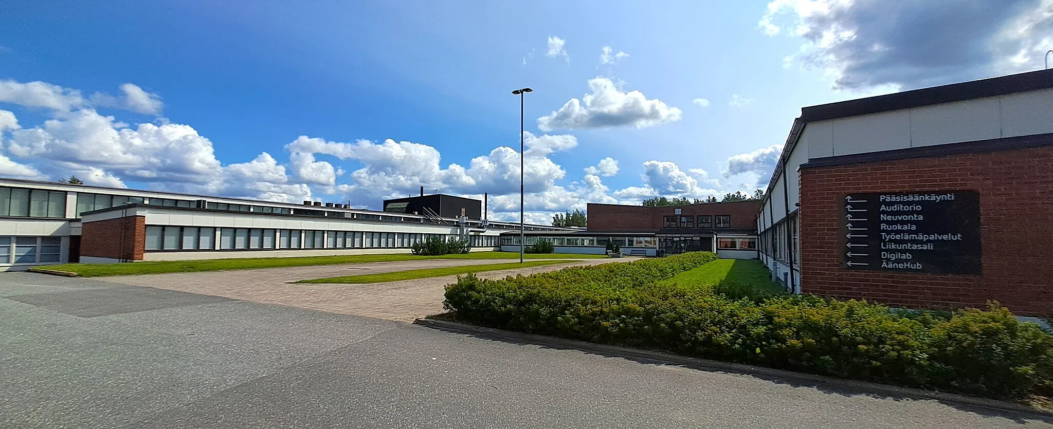 Photo showing: Pohjoisen Keski-Suomen ammattiopiston (POKE) Piilolan toimipaikan A- ja C-rakennus. Piilola on koko POKE:n päätoimipaikka, ja A-rakennuksessa on sen hallinto. Osoite: Piilolantie 17, 44100 Äänekoski