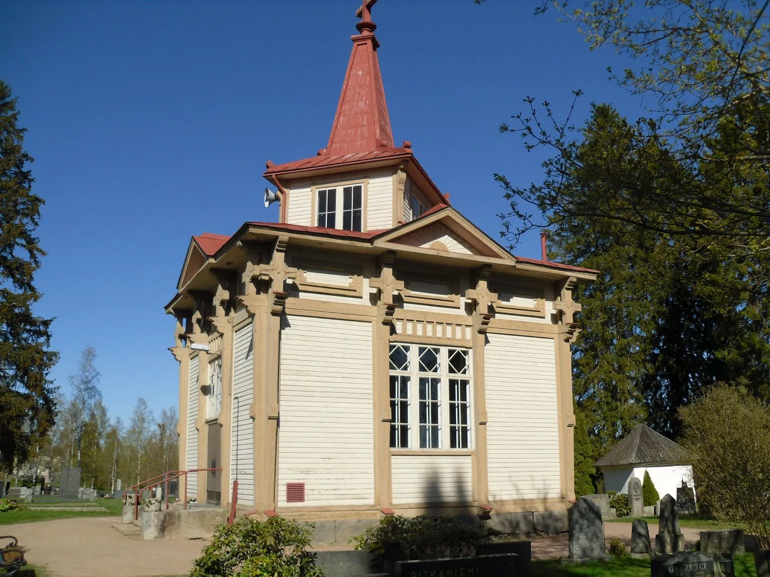 Photo showing: Hämeenkyrön vanhan hautausmaan kappeli.