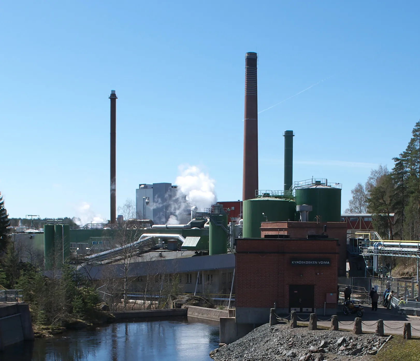 Photo showing: Metsä Board Kyro paper mill. Kyröskoski hydroelectric power station in foreground