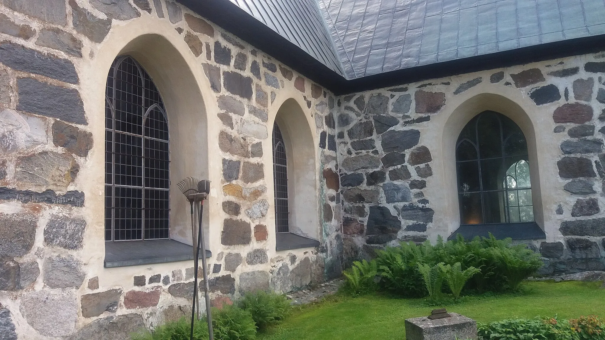 Photo showing: Huittinen Church, Finland. The 1860 completed north end (left) and 1794 completed west end (right).