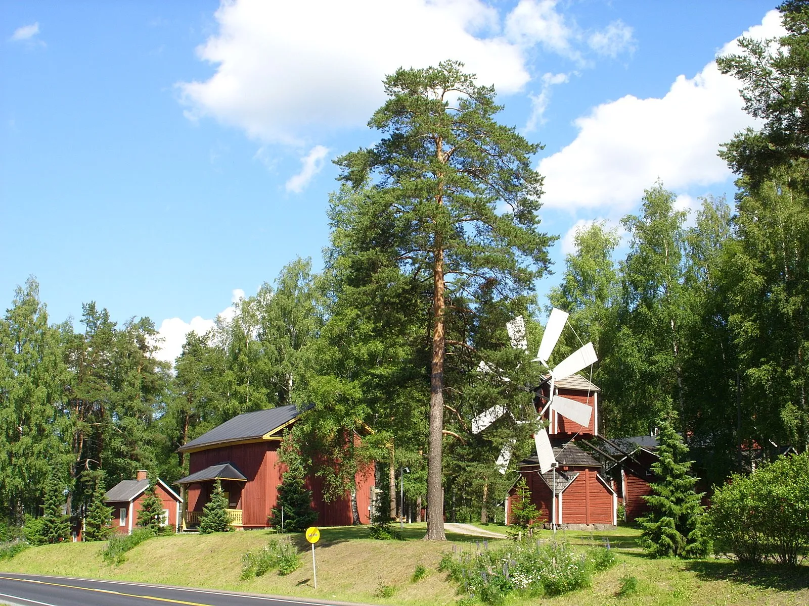 Photo showing: Jalasjarvi local heritage museum
Museum: The local heritage museum of Jalasjarvi has two wind mills. The wind mills have become symbols of Jalasjarvi like the proverb:Jalasjarvi is the gate of Botnia. There are restaurauted wind mills also in the villages of Hirvijarvi and Luopajarvi. The most famous wind mill is on the hill of Aittoomaki just on the left side of the highway of valtatie 3. In Jalasjarvi a small scale wind mill models are sold for gardens. The museum has several wooden houses brought also from the other municipalities. On the territory of the museum there are also two houses, which do not belong to the museum itself, but also help to preserve local traditions and local heritage: Pelimannitalo (the house of folk music players) and Perinnetalo (the house for the heritage of the war veterans).

Photograph: Samsung S850, Olli-Jukka Paloneva, paloneva@phnet.fi, 4th July, 2007, N 62°30.112', E 022°44.293'