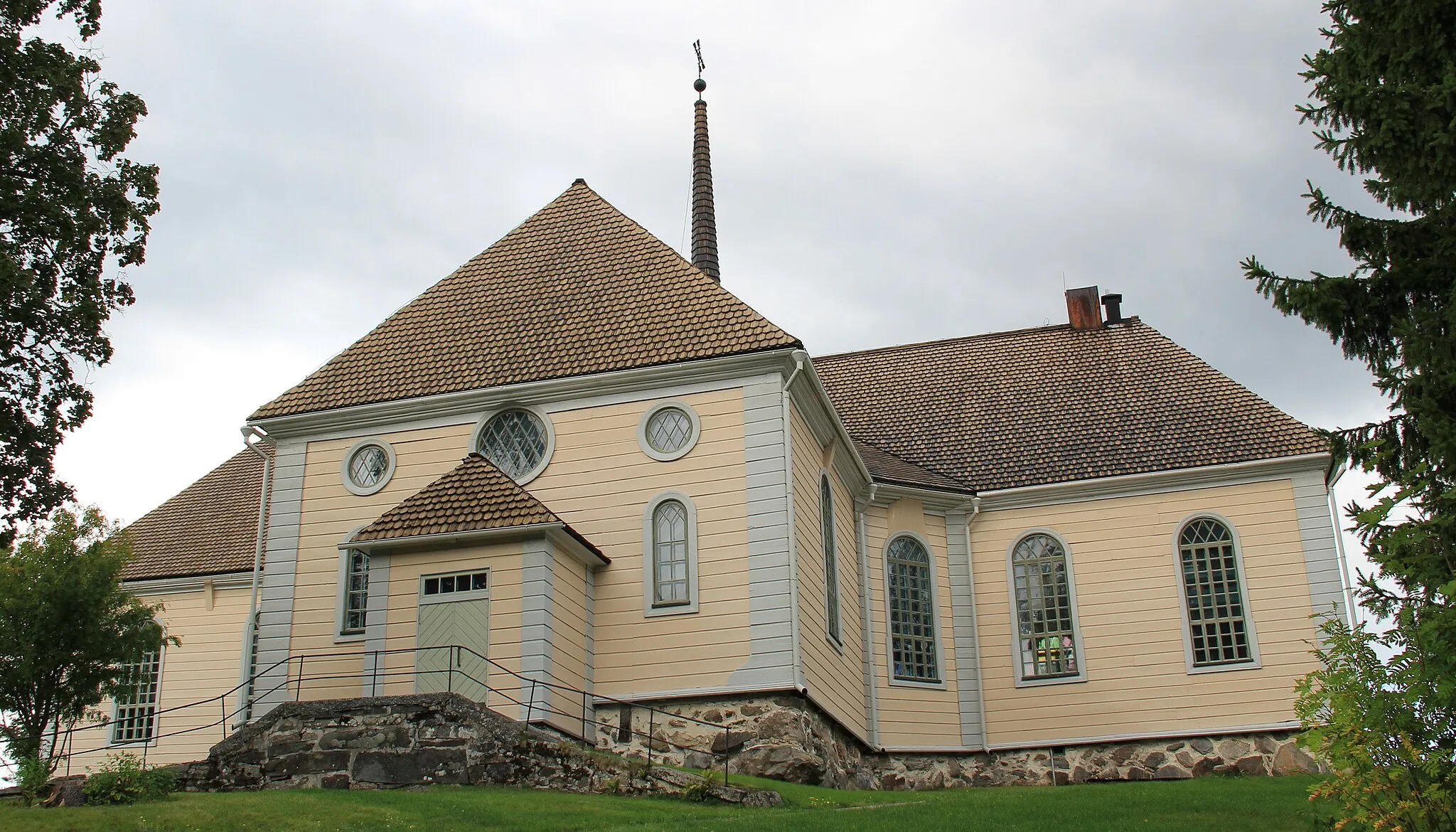 Photo showing: Kuhmoinen church, Kuhmoinen, Finland. - Wooden church built by Matti (Mats) Åkerblom, completed in 1785. - Southern entrance.