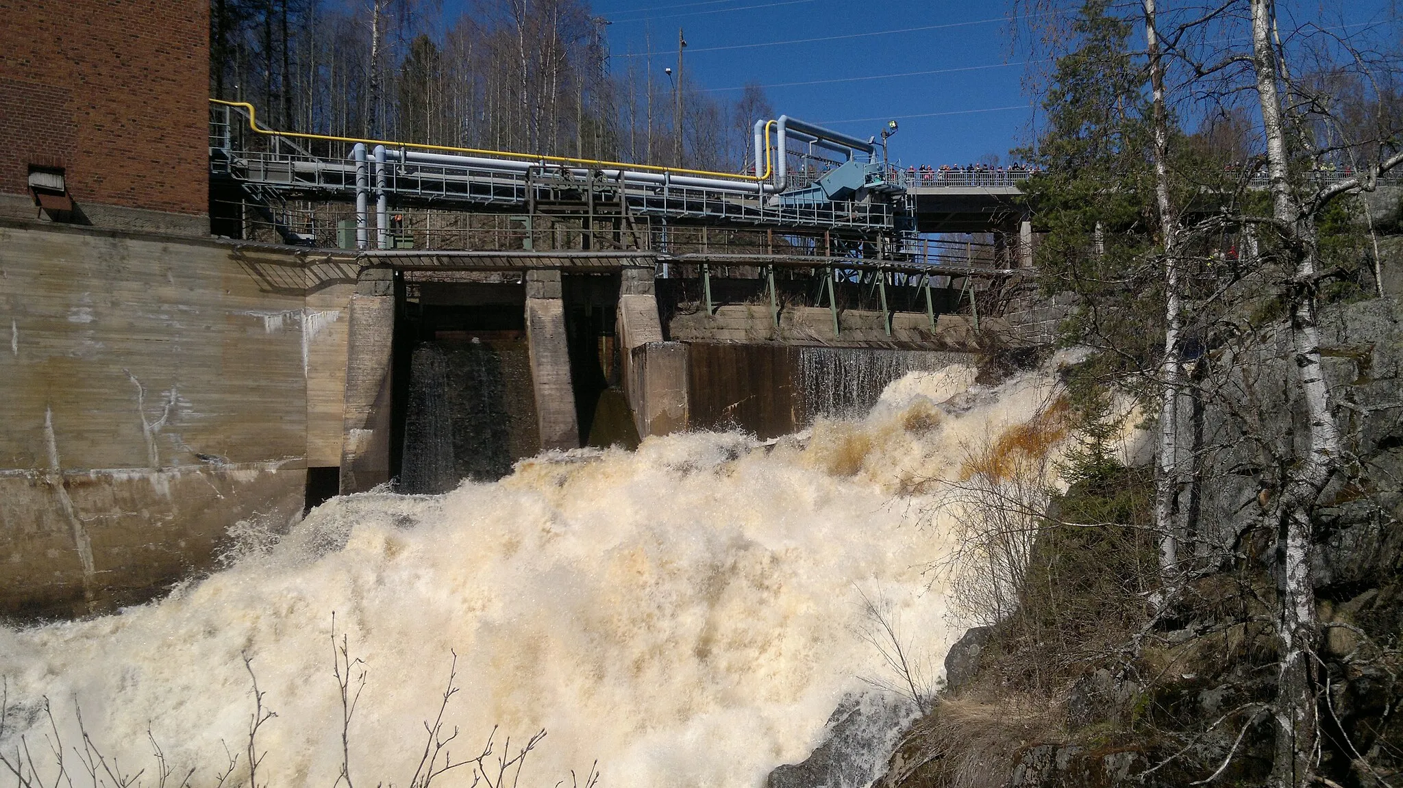 Photo showing: Kyröskoski hydroelectric power station. Dam gates opened on 1st May 2012 for Kyröskoski rapids show.