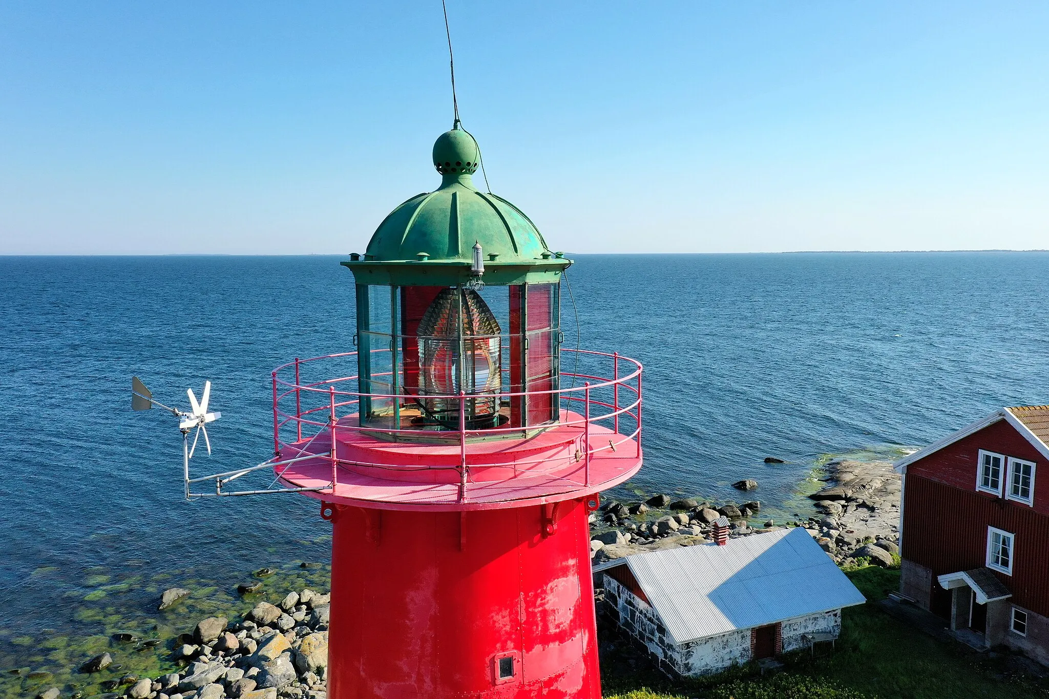 Photo showing: Lens of the Strömmingsbådan lighthouse on Strömmingsbådan islet in Malax, Finland.