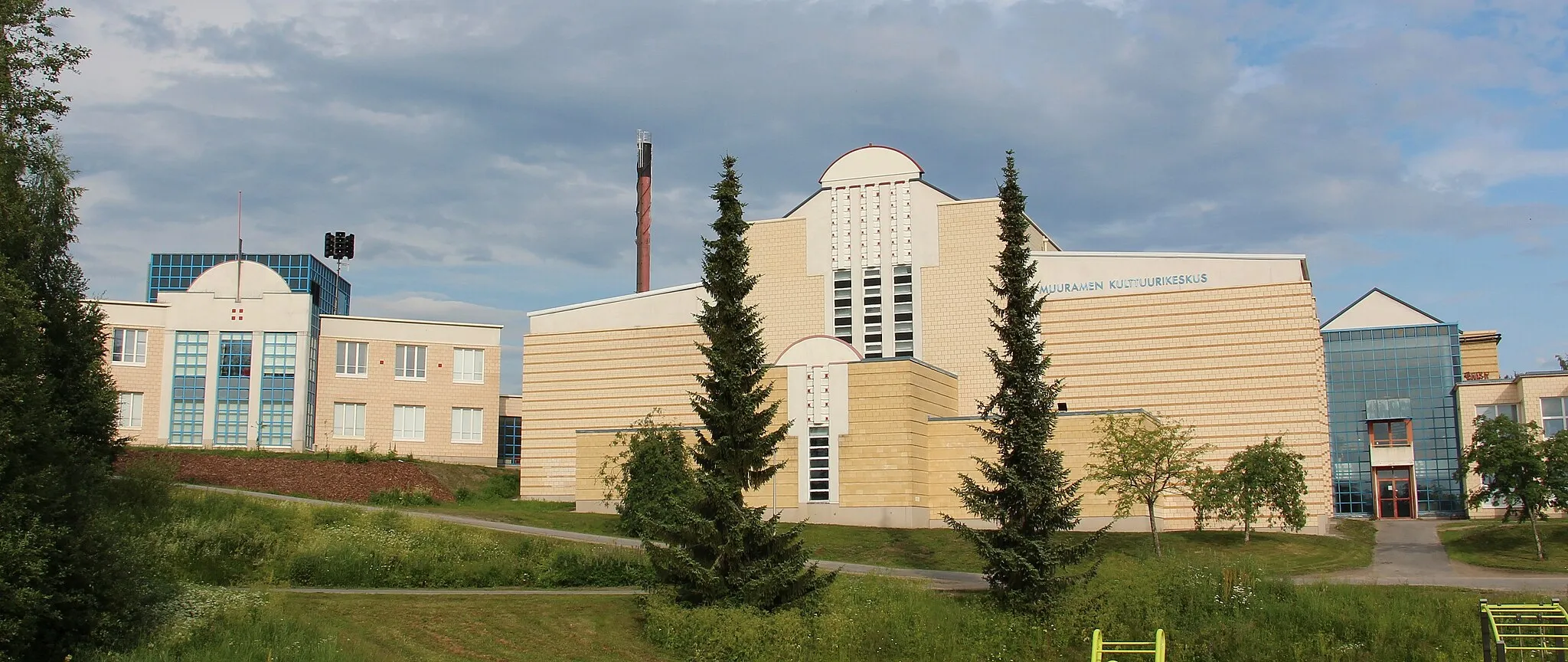 Photo showing: Arkkitehti Reijo Perkon Muuramen kulttuurikeskus (1990, 1996, 2004) edustaa postmodernistista klassisimia.