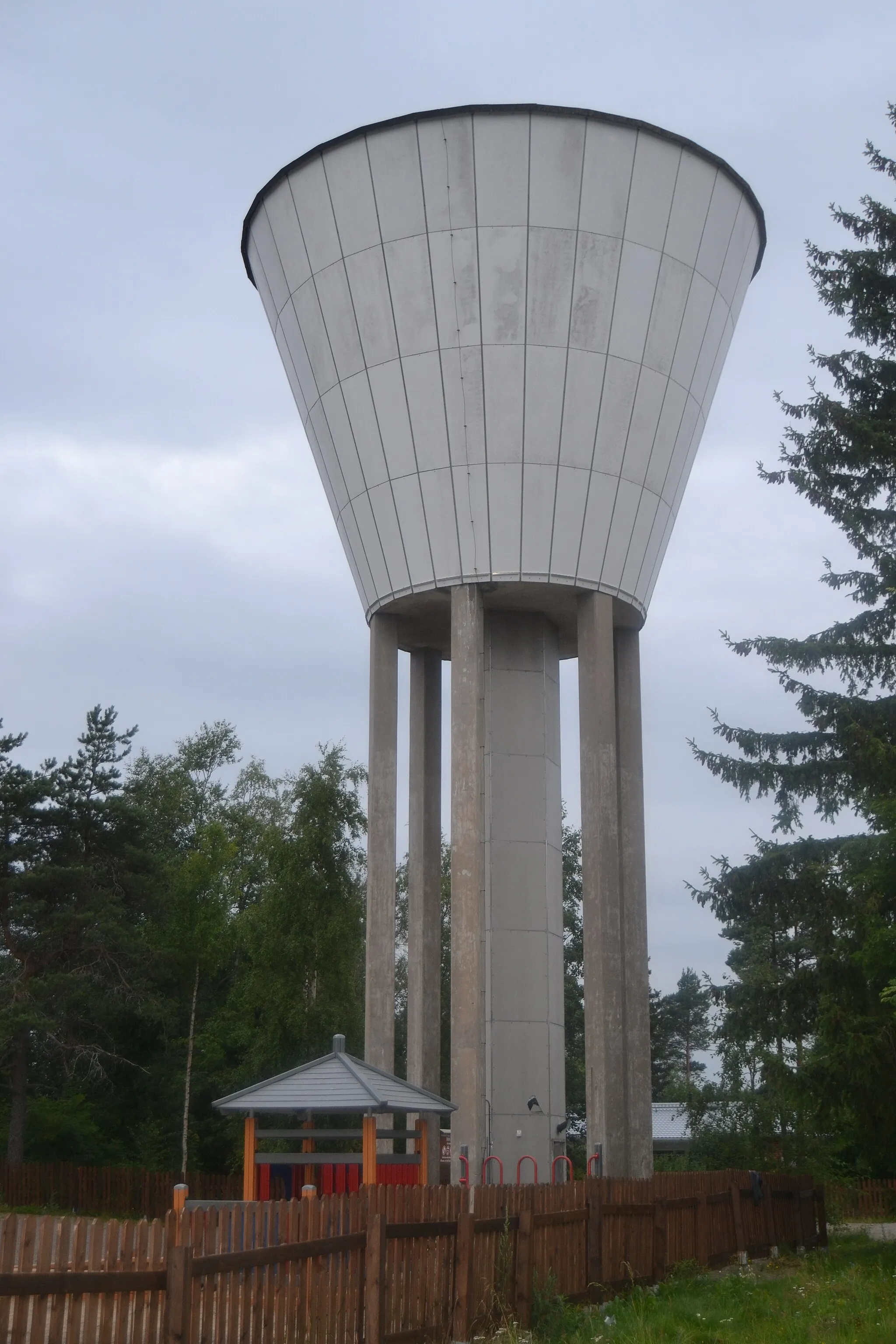 Photo showing: Pyhäjärvi water tower in Finland