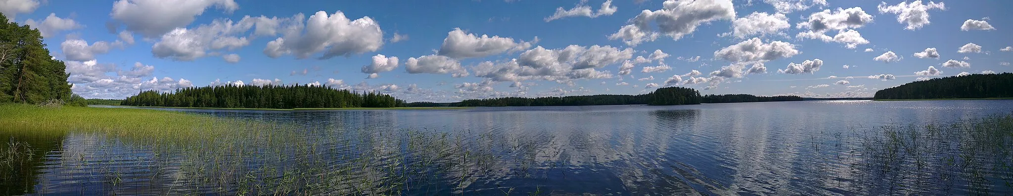 Photo showing: This is a panorama view of Lake Kolima at Summer 2012. It was taken standing on Kolima Camping Centre's dock.