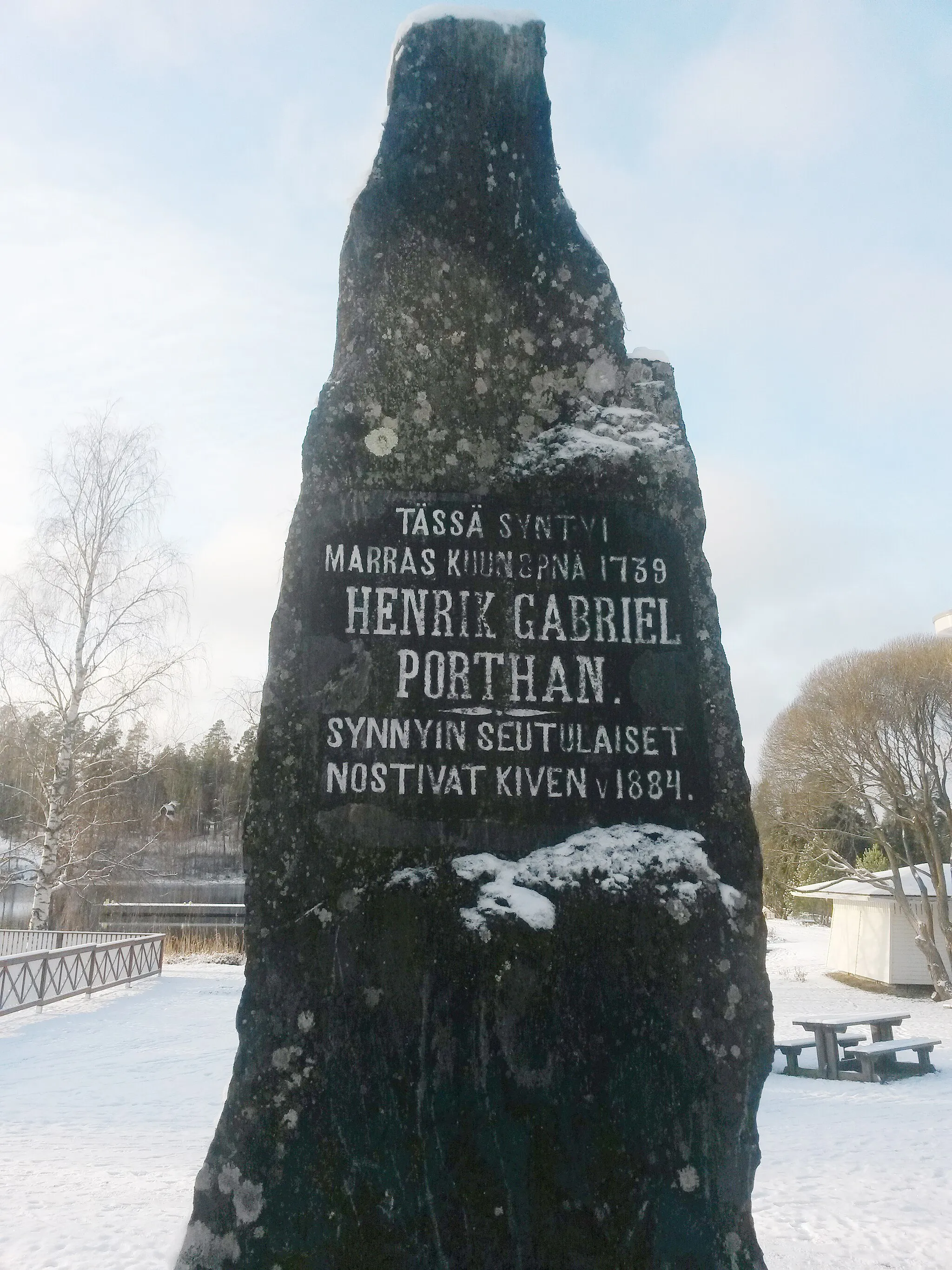 Photo showing: Henrik Gabriel Porthanin (1739-1804) kunniaksi vuonna 1884 pystytetty muistomerkki Porthanin puistossa Viitasaarella.