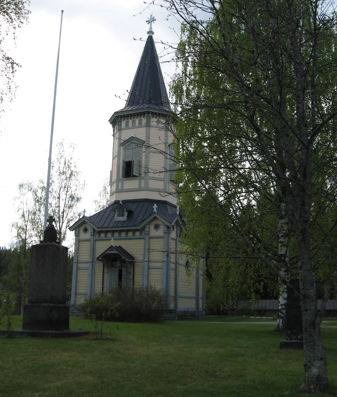 Photo showing: The belfry at the church of Uurainen, Finland (May 24, 2008)